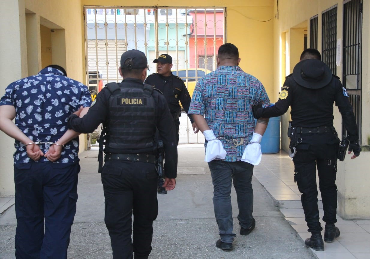 Los dos hombres fueron capturados luego de disparar contra un carro parqueado. (Foto Prensa Libre: PNC) 