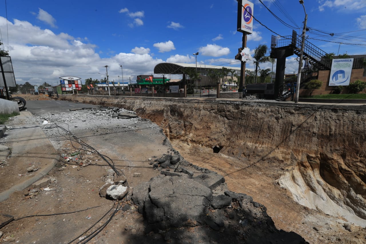 Trabajos de reparación en la calzada Concepción, en la zona 6 de Villa Nueva. (Foto Prensa Libre: María José Bonilla)