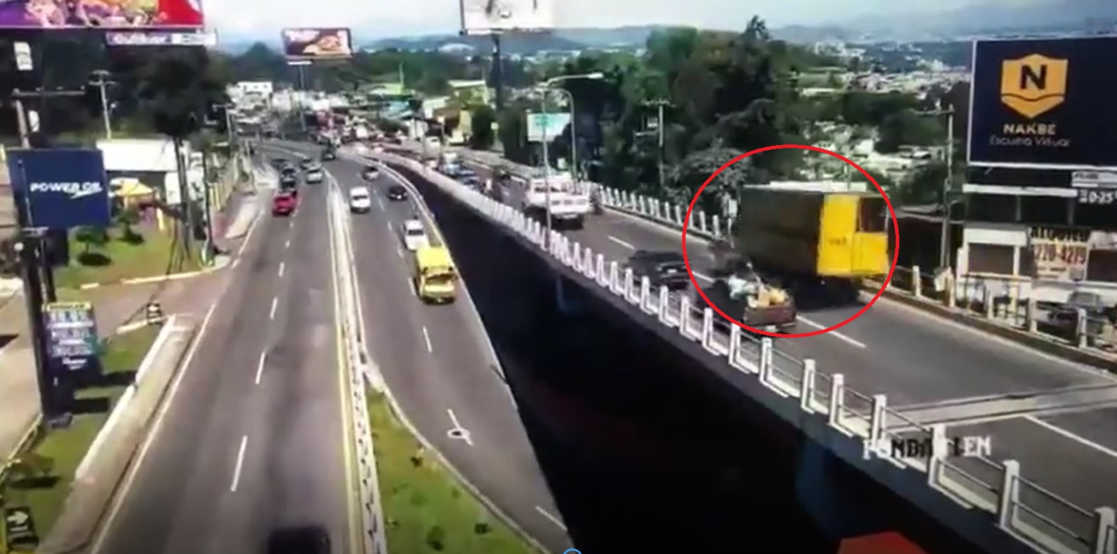 Momento del accidente en el km 19 de la ruta Interamericana. (Foto: Toma de video de Municipalidad de Mixco)