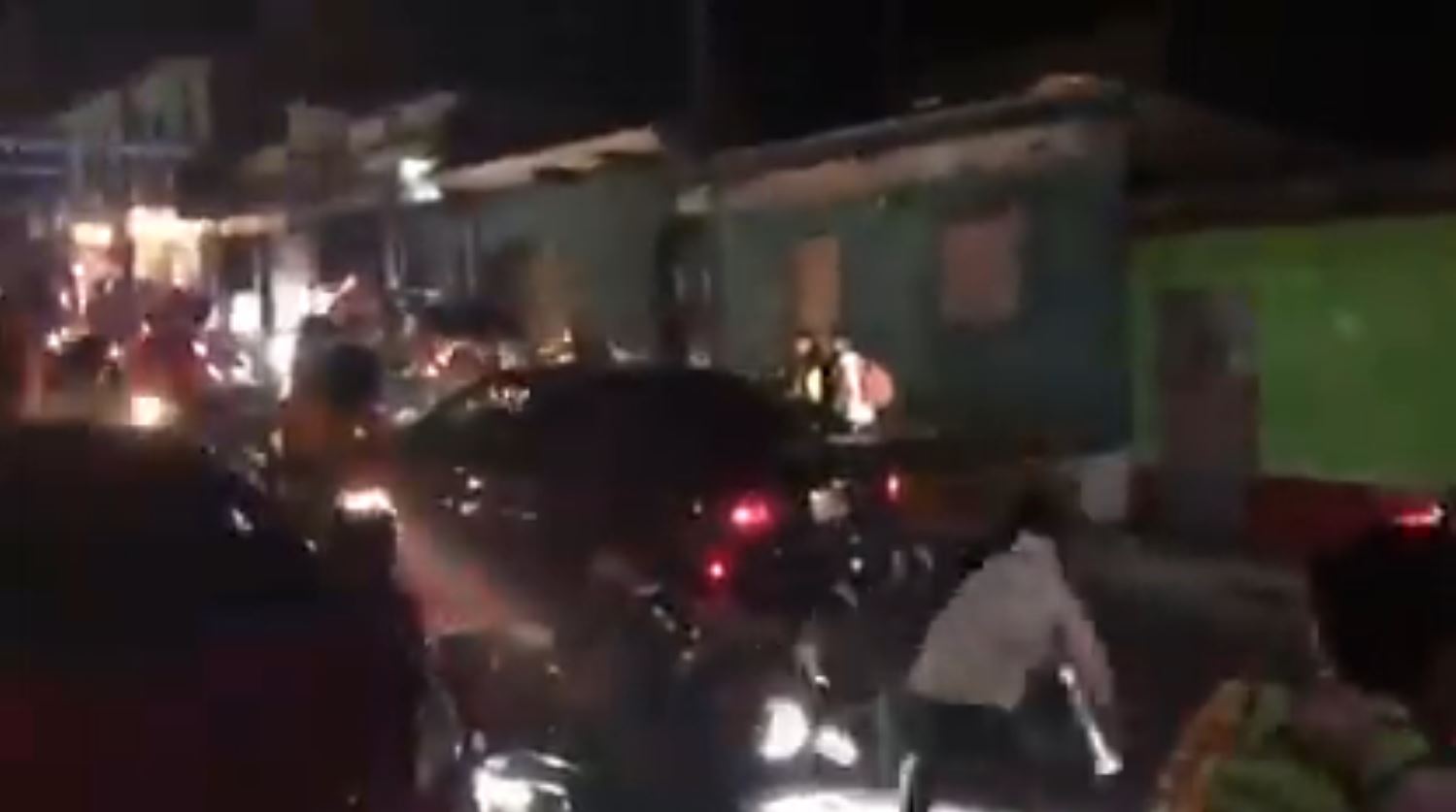 Vehículo enviste a caravana de motoristas que celebraba Halloween en Escuintla. (Foto Prensa Libre: captura de video)