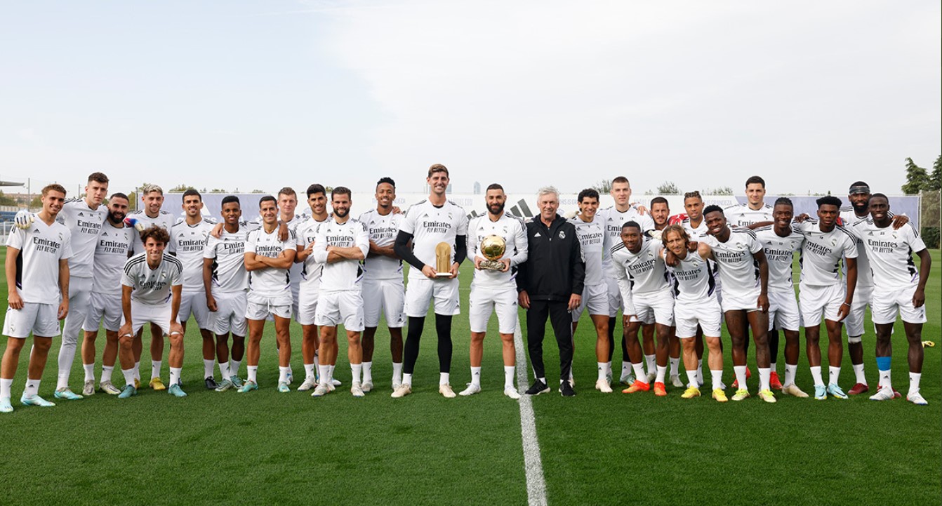 La fotografía del año para el Real Madrid: todo el equipo al lado del Mejor Portero y Mejor Jugador del Mundo. (Foto Prensa Libre: Real Madrid/Twitter)