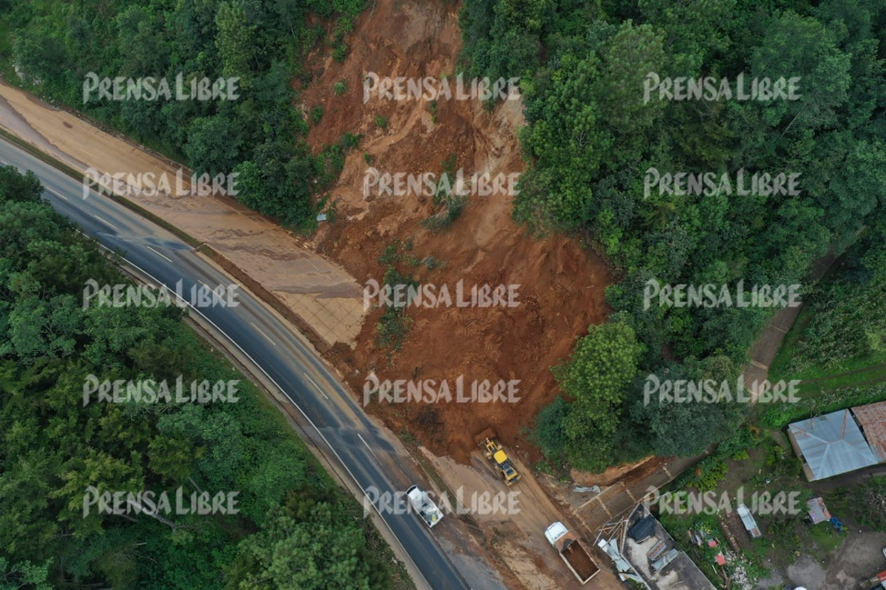 Un derrumbe en el km 108 de Chupol, Chichicastenango, Quiché, provoca el cierre completo de los carriles que van de occidente a la capital. (Foto Prensa Libre: Roberto López)