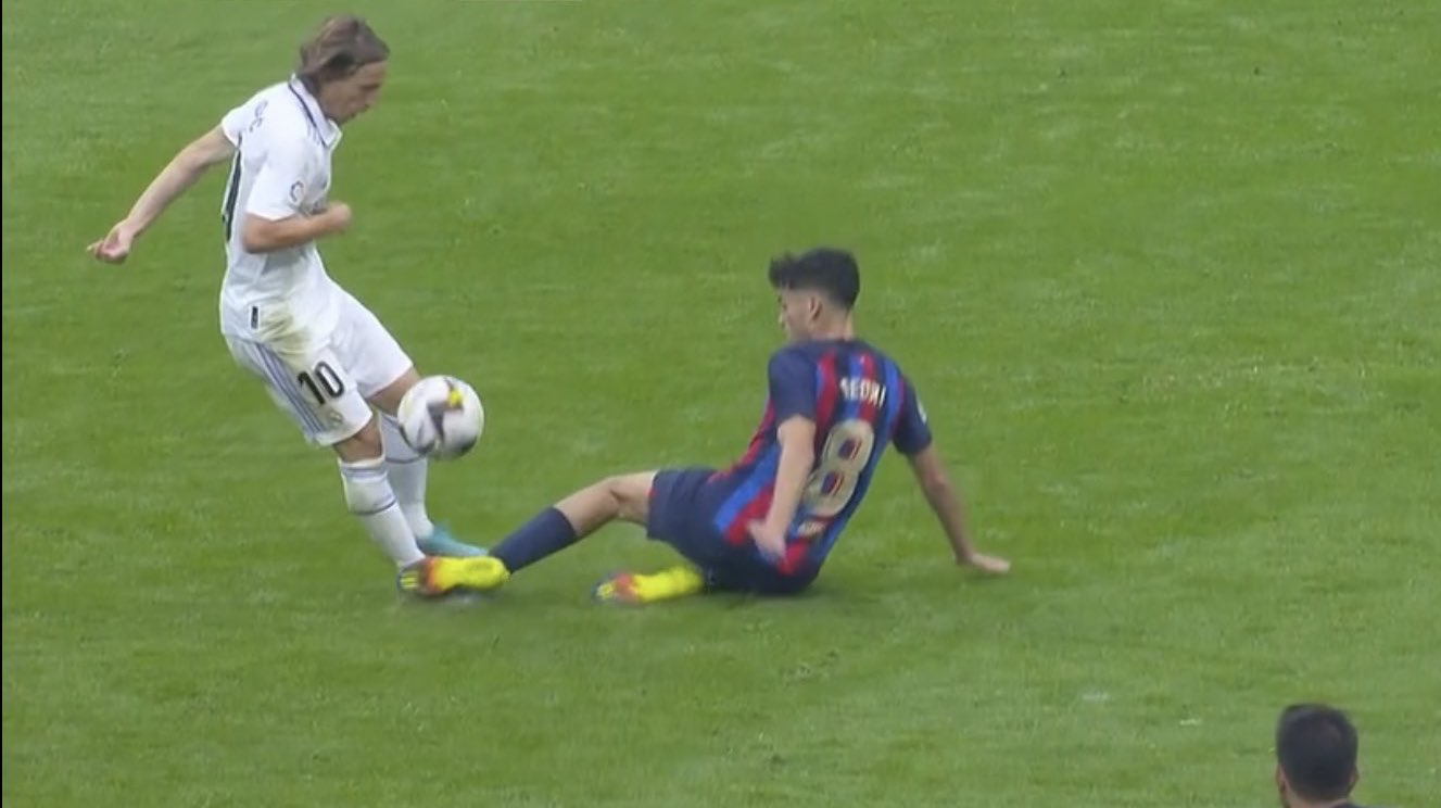 El croata Luka Modric y Pedri en la jugada de El Clásico. Foto Prensa Libre (Redes)