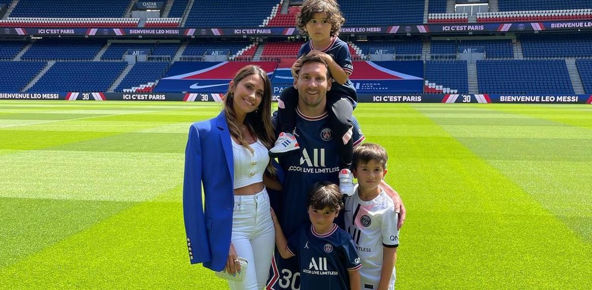 Lionel Messi y Antonela Roccuzzo, junto a sus hijos en el Parque de los Príncipes. (Foto Prensa Libre: Instagram @antonelaroccuzzo)