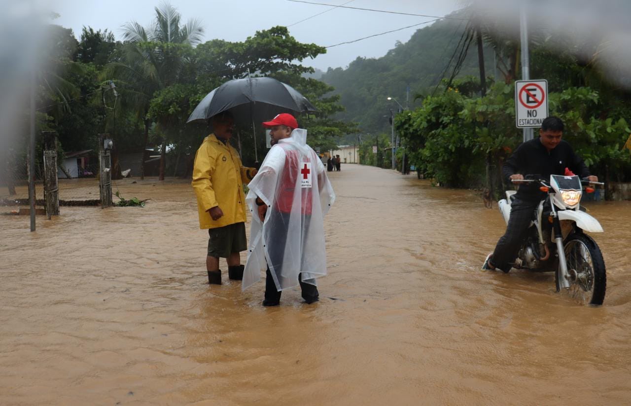 Una calle anegada en una colonia de Santo Tomás de Castilla, Puerto Barrios, Izabal. (Foto: Cruz Roja)