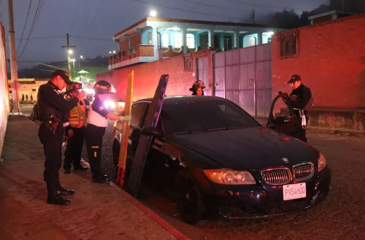 Los dos hombres no han sido identificados, uno de ellos viste playera anaranjada, pants color negro y tenis color blanco, de aproximadamente 25 años, el segundo fallecido viste suéter color celeste, pantalón de lona azul, de 24 años aproximadamente. (Foto Prensa Libre: Bomberos Voluntarios)
