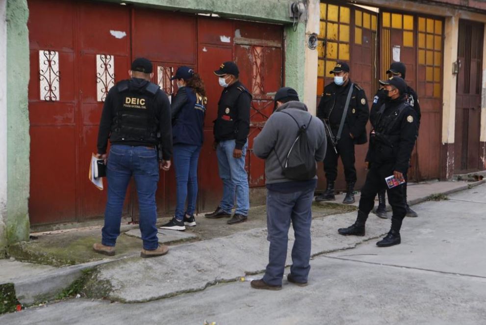 Uno de los operativos que llevaron a cabo el MP y la PNC para la captura de los 20 señalados de tráfico de personas. (Foto Prensa Libre: MP)