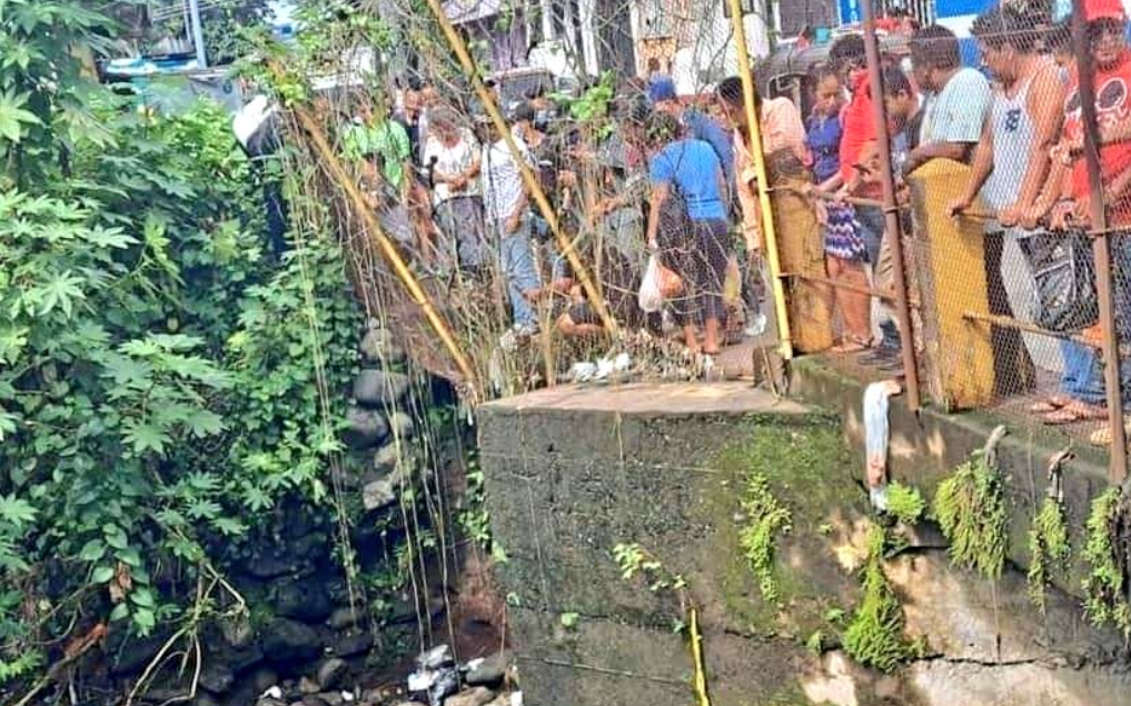 Decenas de personas llegaron al lugar del hallazgo. (Foto Prensa Libre: Bomberos Voluntarios) 