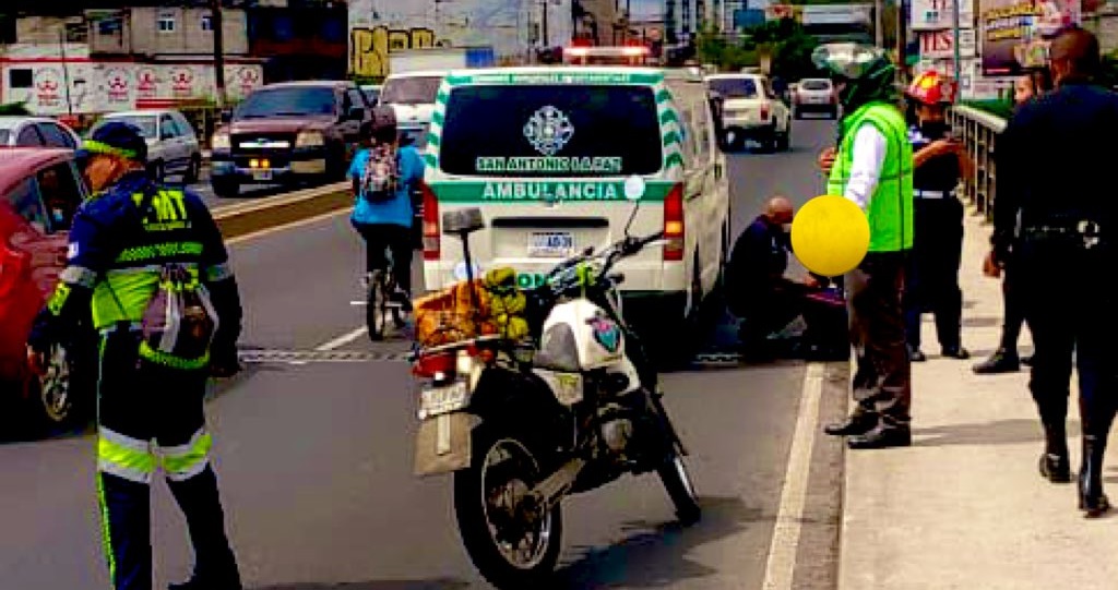 Agentes de tránsito y socorristas evitaron un incidente fatal en el puente Belice. (Foto Prensa Libre: Amílcar Montejo)