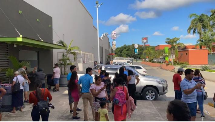 En los últimos días ha habido necesidad de evacuar a personas de centros comerciales por los temblores en Izabal. (Foto Prenas Libre: Conred)