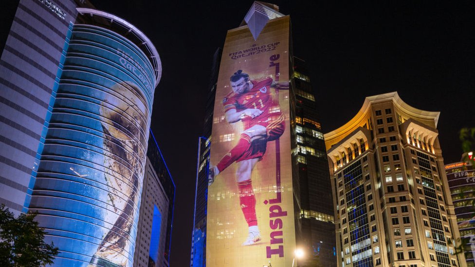 Rascacielos en Doha con imágenes del Mundial. GETTY IMAGES