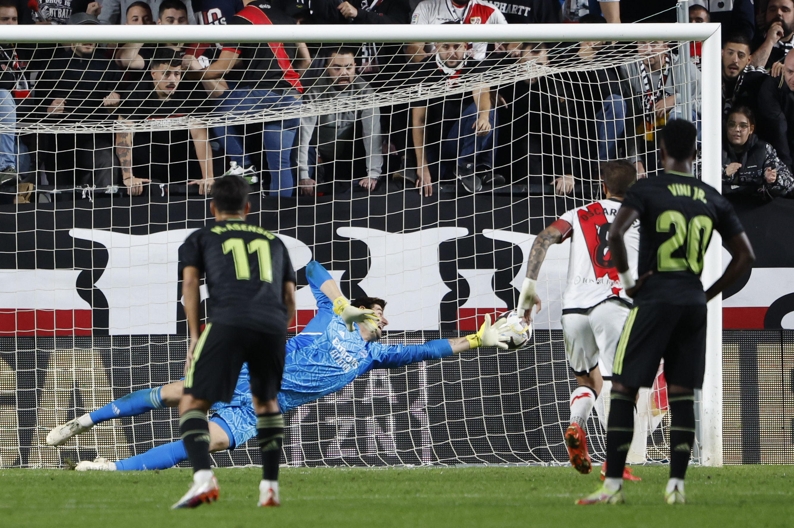 El portero del Real Madrid, Thibaut Courtois, trata de detener el penalti lanzado por Óscar Trejo, del Rayo Vallecano, durante el partido de Liga en Primera División.
(Foto Prensa Libre: EFE).