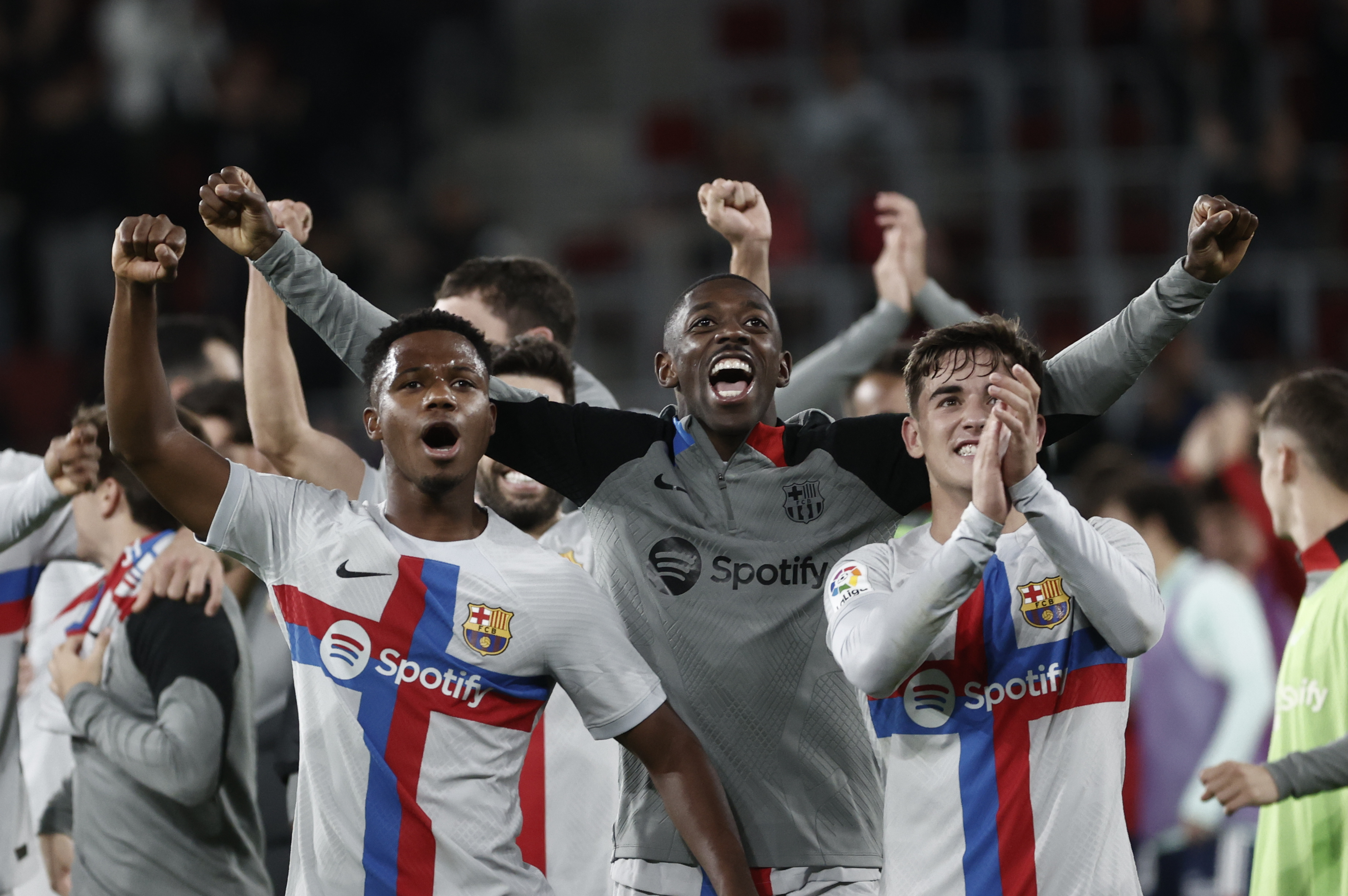 Los jugadores del Barcelona Ansu Fati, Ausmane Dembelé y Gavi celebran la victoria ante Osasuna y que les permite mantener el liderato. (Foto Prensa Libre: EFE).