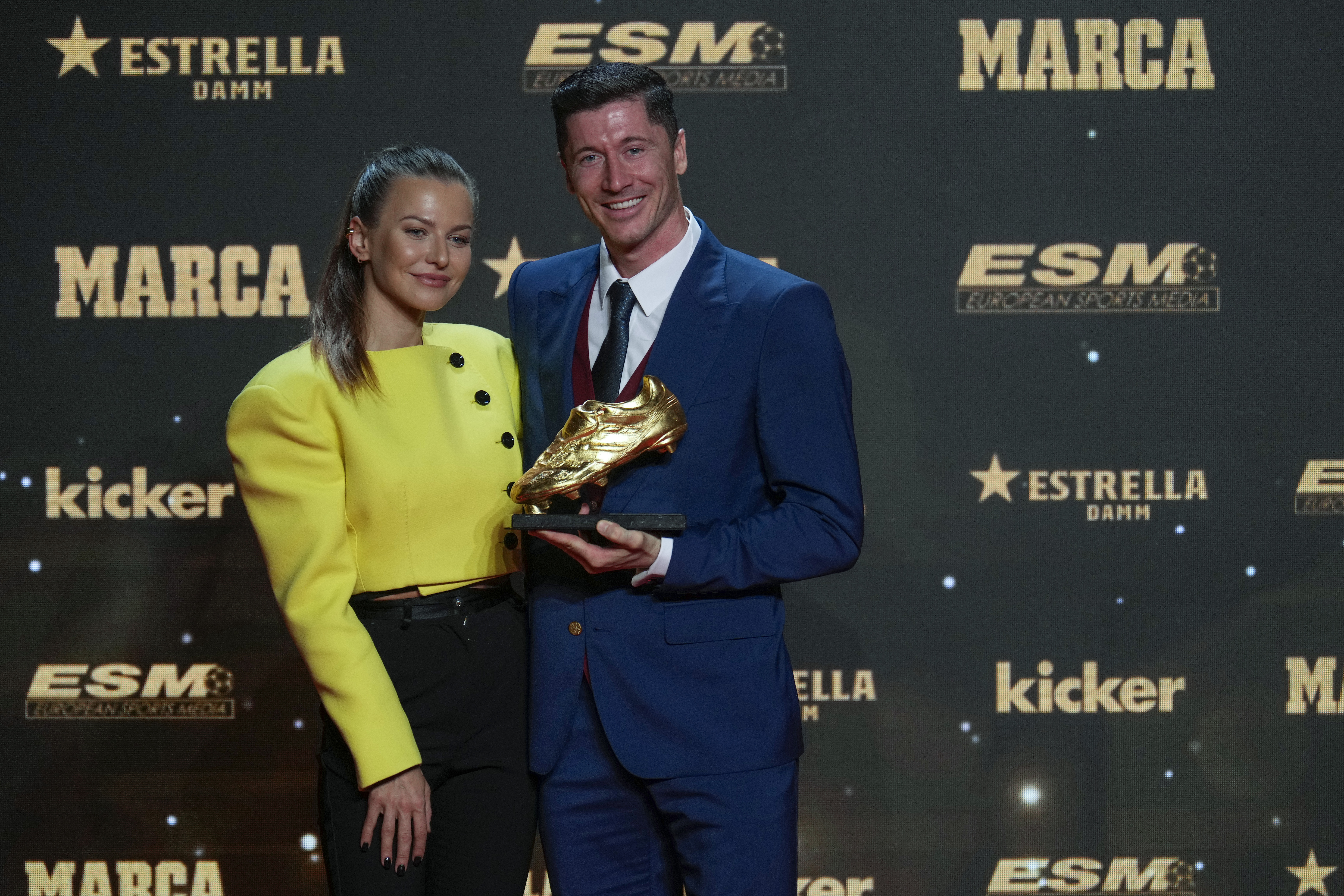 El delantero polaco del FC Barcelona Robert Lewandowski junto a Anna Lewandowska, tras recibir un premio a mejor goleador.