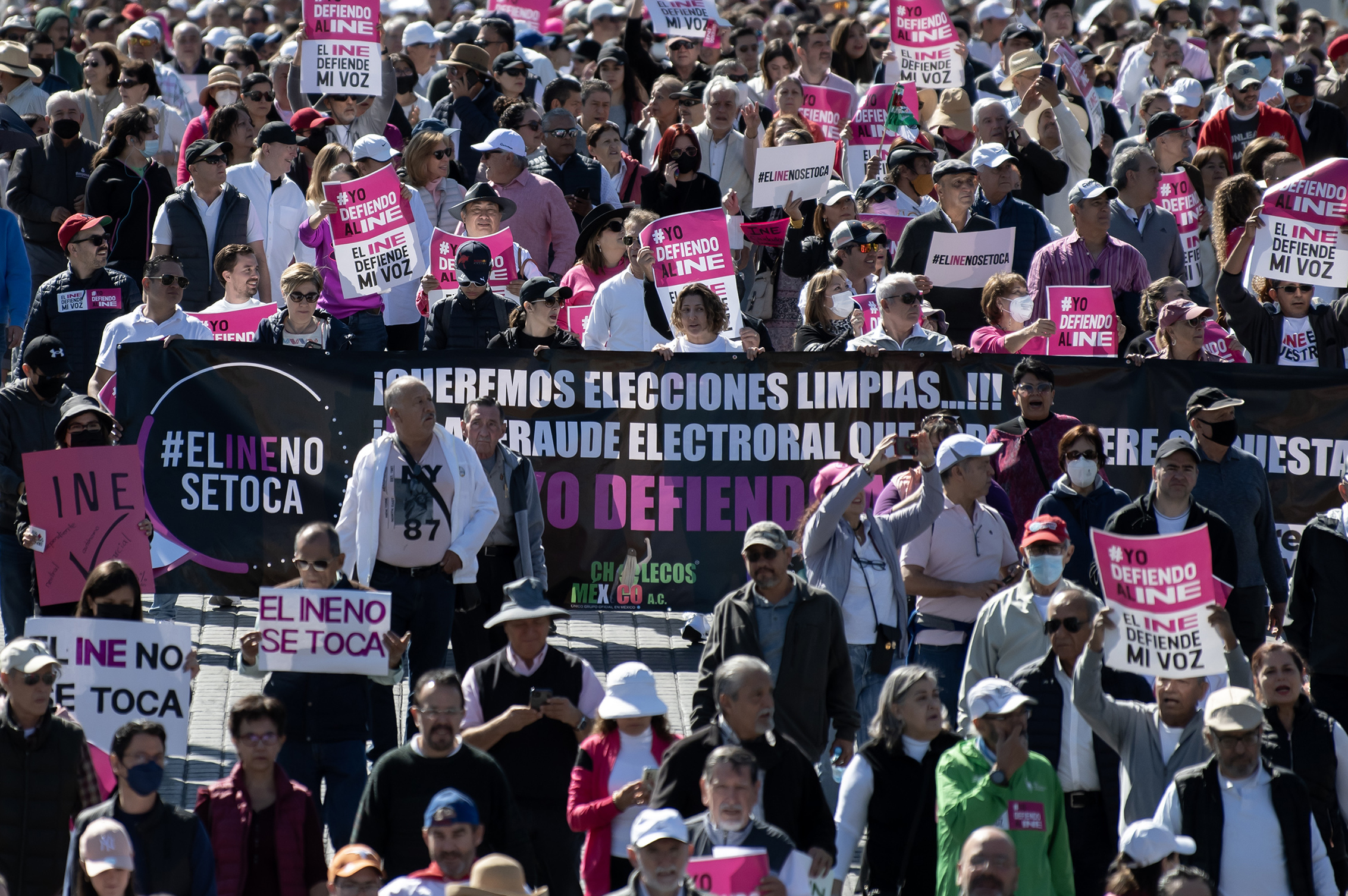 Decenas de personas marchan en defensa defensa del Instituto Nacional Electoral (INE) y contra la polémica reforma electoral que impulsa el presidente del país, Andrés Manuel López Obrador. (Foto Prensa Libre: EFE)