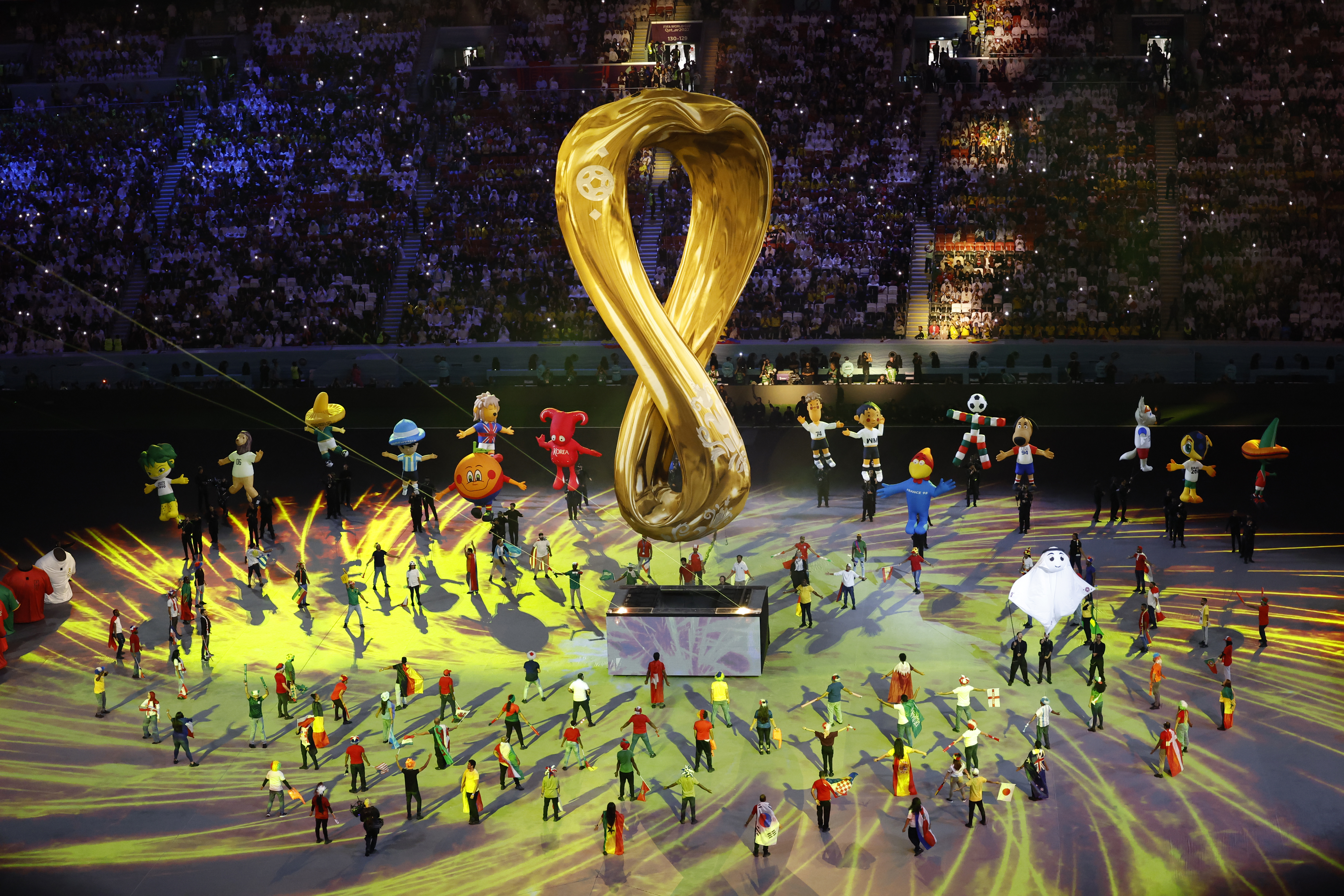 Fotografía de las mascotas de los mundiales, en un desfile parte de la inauguración del Mundial de Fútbol Qatar 2022 hoy, en el estadio Al Bait en Al Khor. Foto Prensa Libre (EFE)