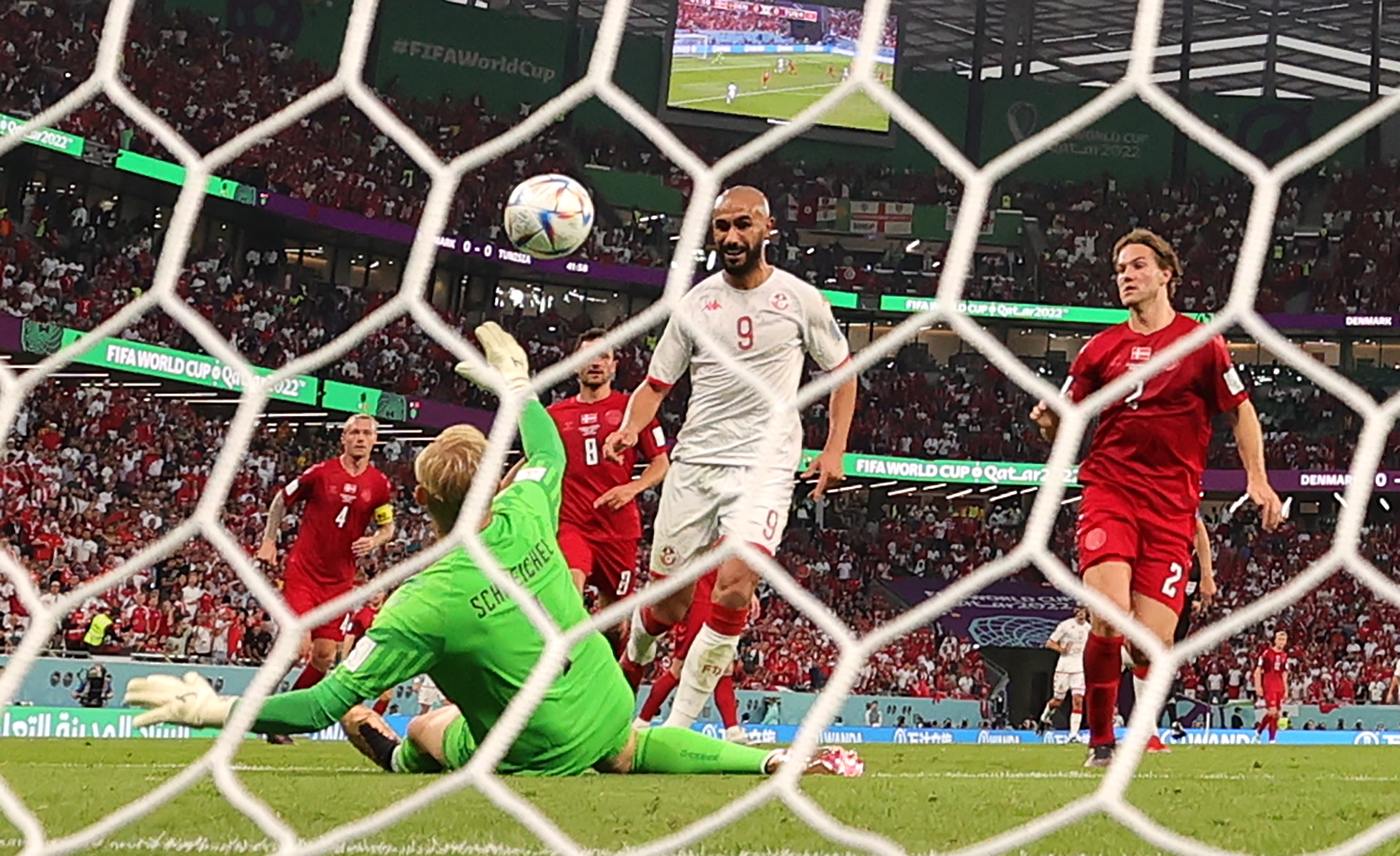 Con la punta de los dedos: así fue la increíble atajada de Kasper Schmeichel para salvar a los daneses de la derrota. (Foto Prensa Libre: EFE)