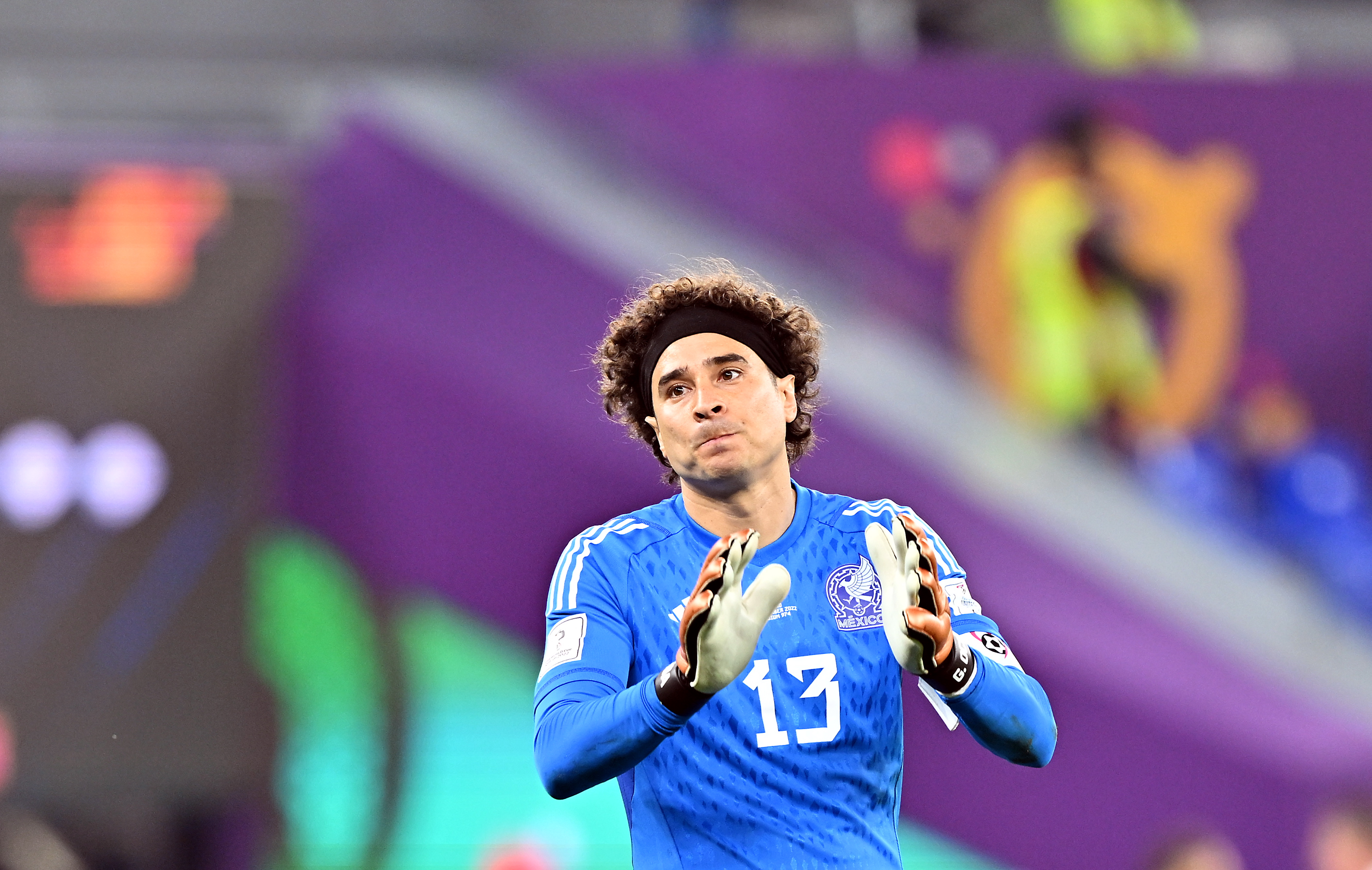 Guillermo "Memo" Ochoa se convirtió en el mejor jugador del partido entre México y Polonia, donde salvó a su equipo tras atajar un penal del polaco Robert Lewandowski. (Foto Prensa Libre: EFE)