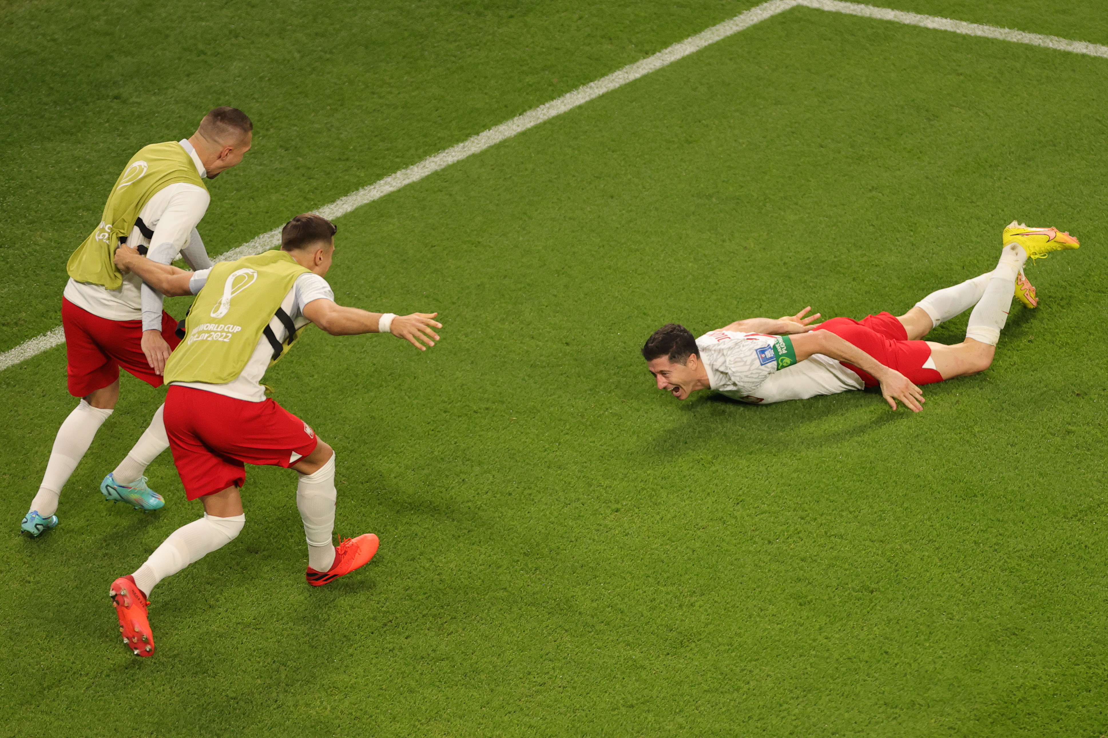 Lewandowski dejó una celebración memorable este sábado tras anotarle el segundo gol a Arabia Saudita. (Foto Prensa Libre: EFE)