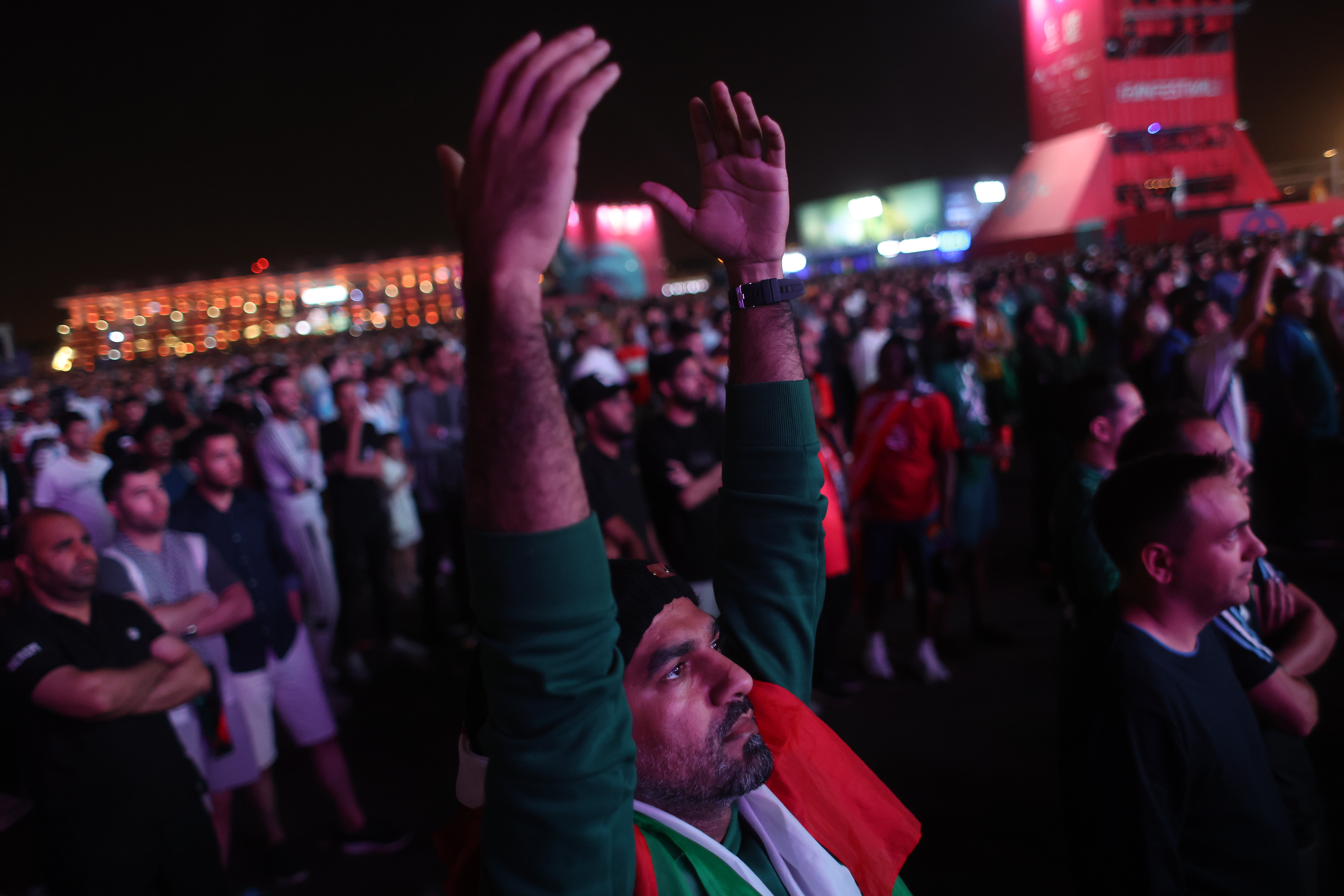 Un aficionado iraní fue detenido por las autoridades de Qatar luego de llevar una camisa de protesta en el juego de su selección contra los Estados Unidos. (Foto Prensa Libre: EFE)