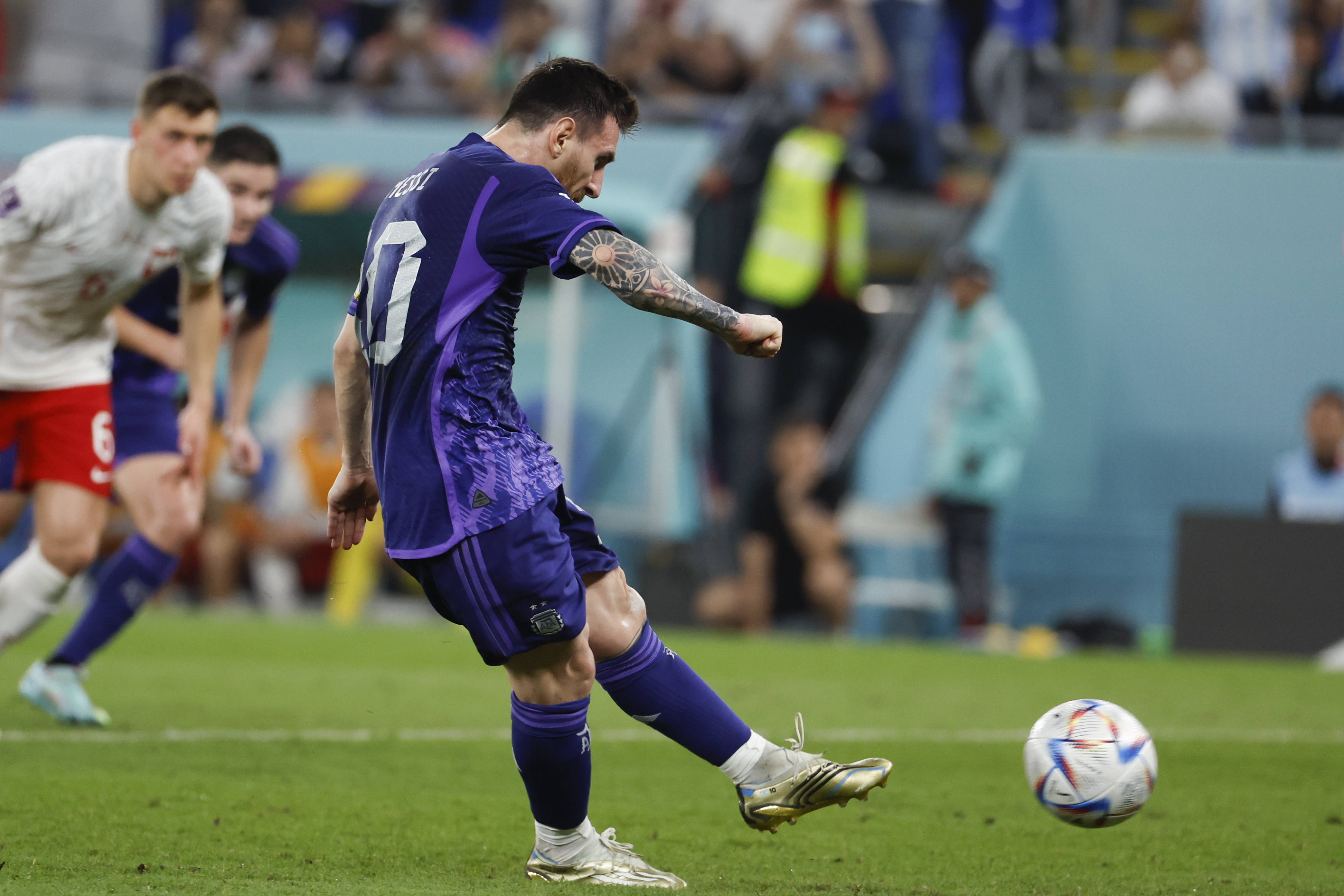 Lionel Messi de Argentina patea un penalti ante Polonia en la fase de grupos del Mundial de Qatar 2022.