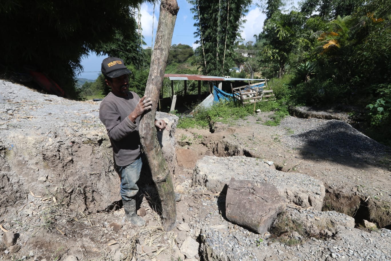 La aldea El Manzanote, en Palencia, se ha convertido en un pueblo fantasma, pues sus habitantes abandonaron sus viviendas que fueron dañadas por grietas de gran tamaño. (Foto Prensa Libre: Roberto López)