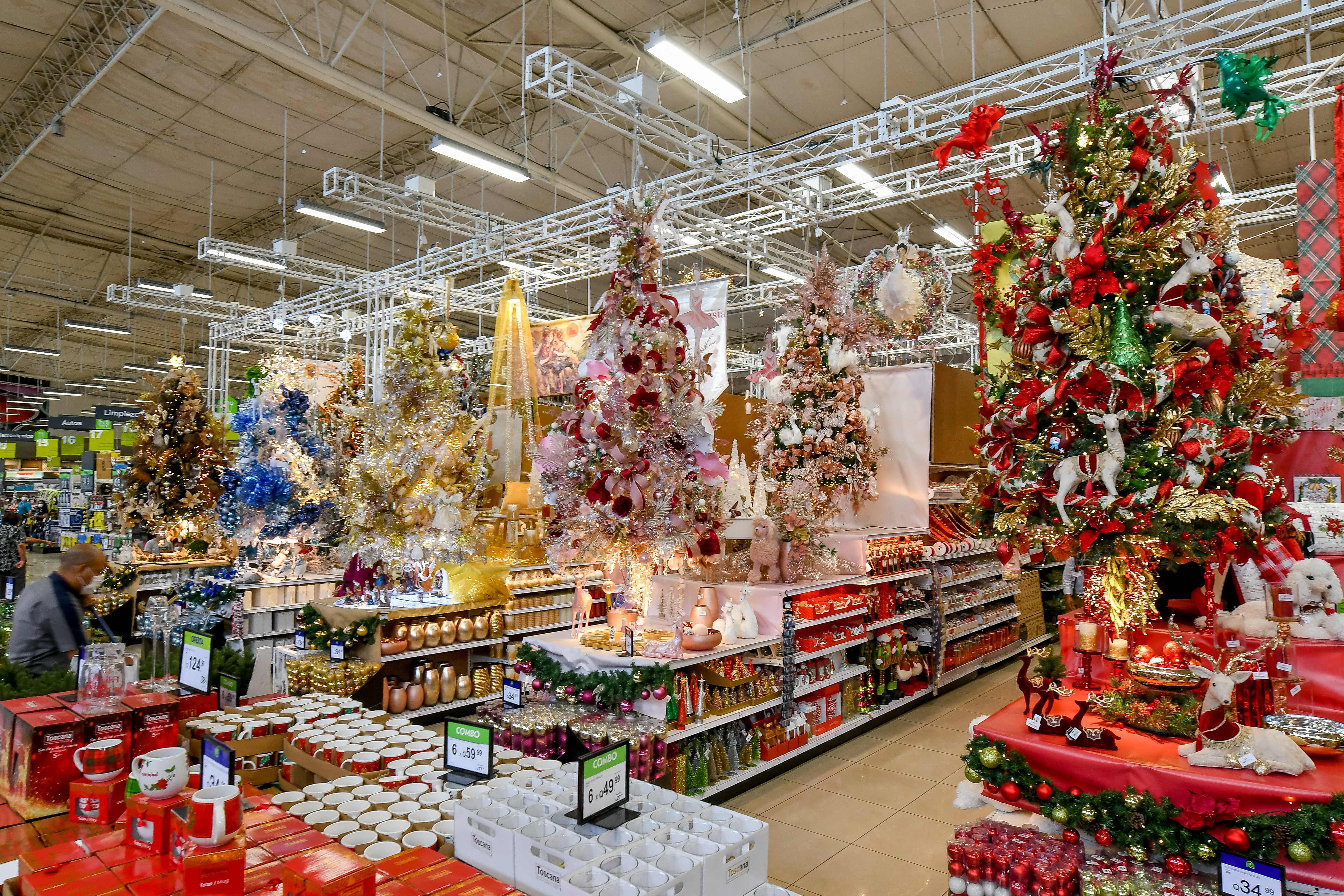 La Navidad llegó a Cemaco para complacer todos los gustos de sus clientes y decorar todos los rincones de la casa sin perder ningún detalle. Foto Prensa Libre: Sergio Muñoz