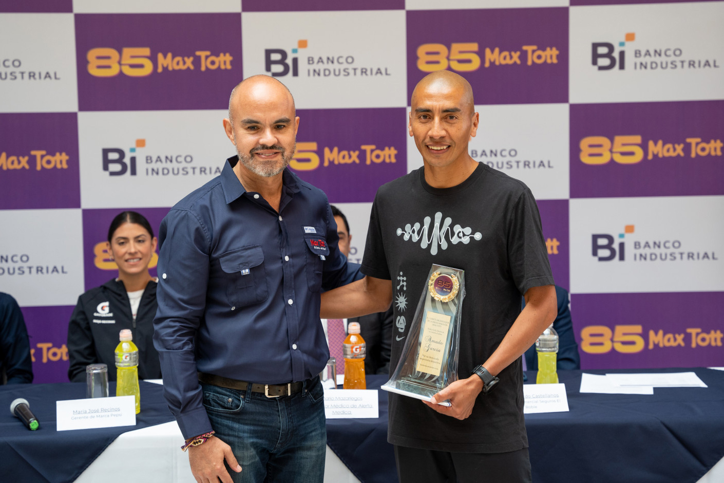 Carlos Tott Román, presidente del Centro Max Tott para el Deporte; y José Amado García, atleta de alto rendimiento. Foto Prensa Libre: Cortesía