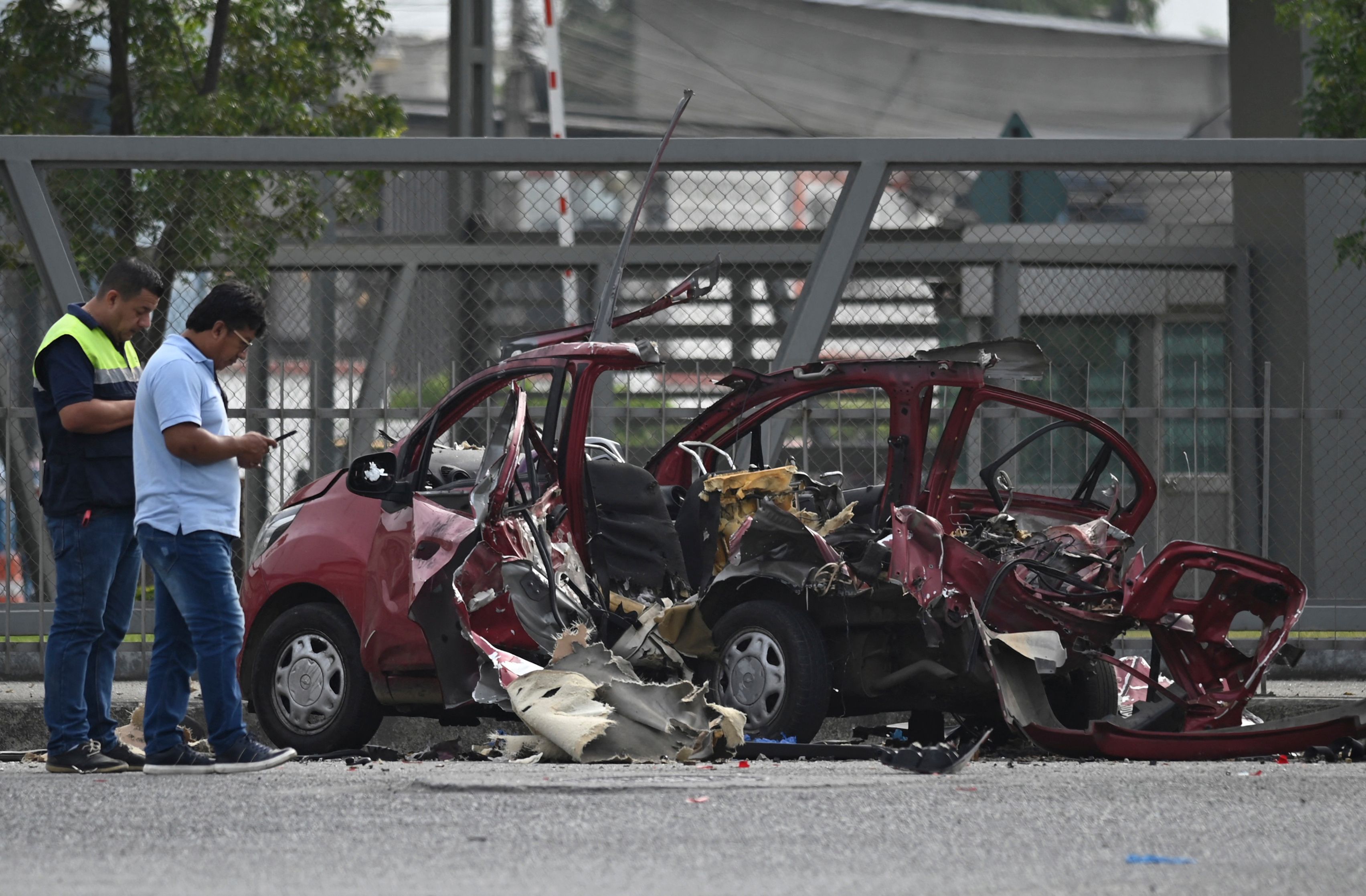 Miembros de la Policía de Investigaciones inspeccionan la escena de un atentado con carro bomba en la terminal de autobuses de Pascuales en Guayaquil, Ecuador, el 1 de noviembre de 2022. (Foto Prensa Libre: AFP).