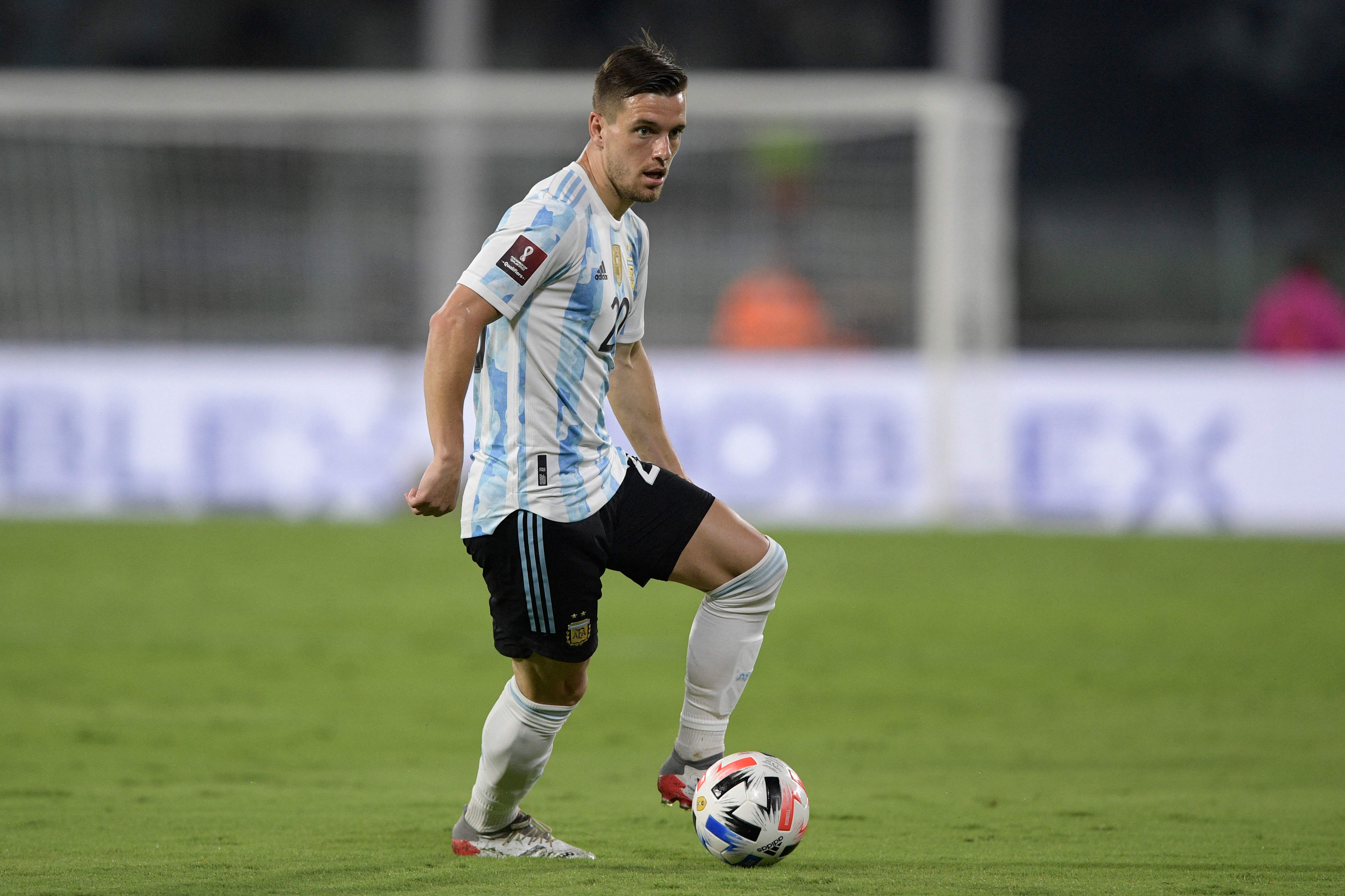 Lo Celso recibió consejos de su entrenador, Lionel Scaloni, de que se operara y no pusiera en riesgo su salud. (Foto Prensa Libre: AFP)