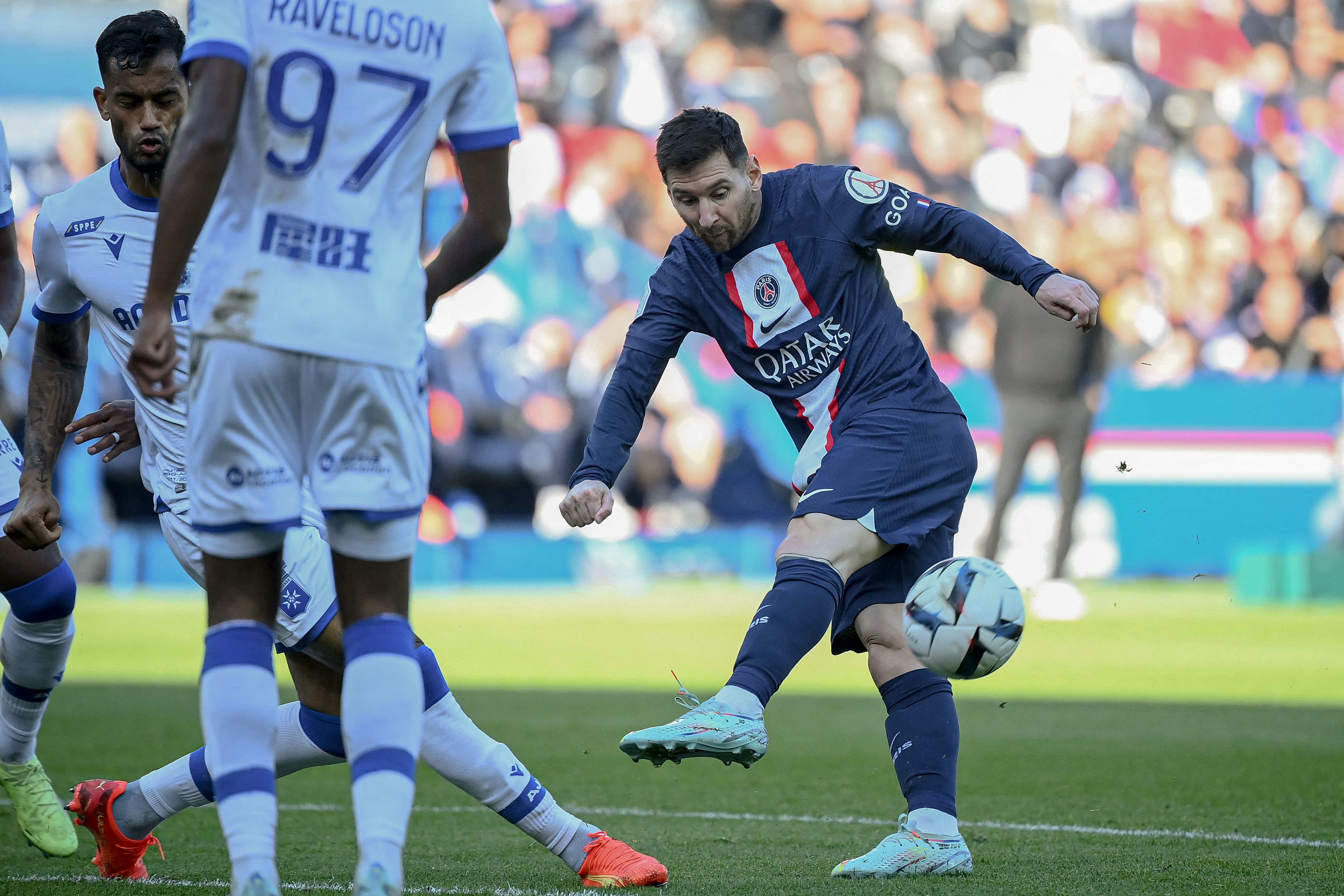 El delantero de Argentina y el PSG, Messi durante una acción del partido. Foto Prensa Libre (AFP)