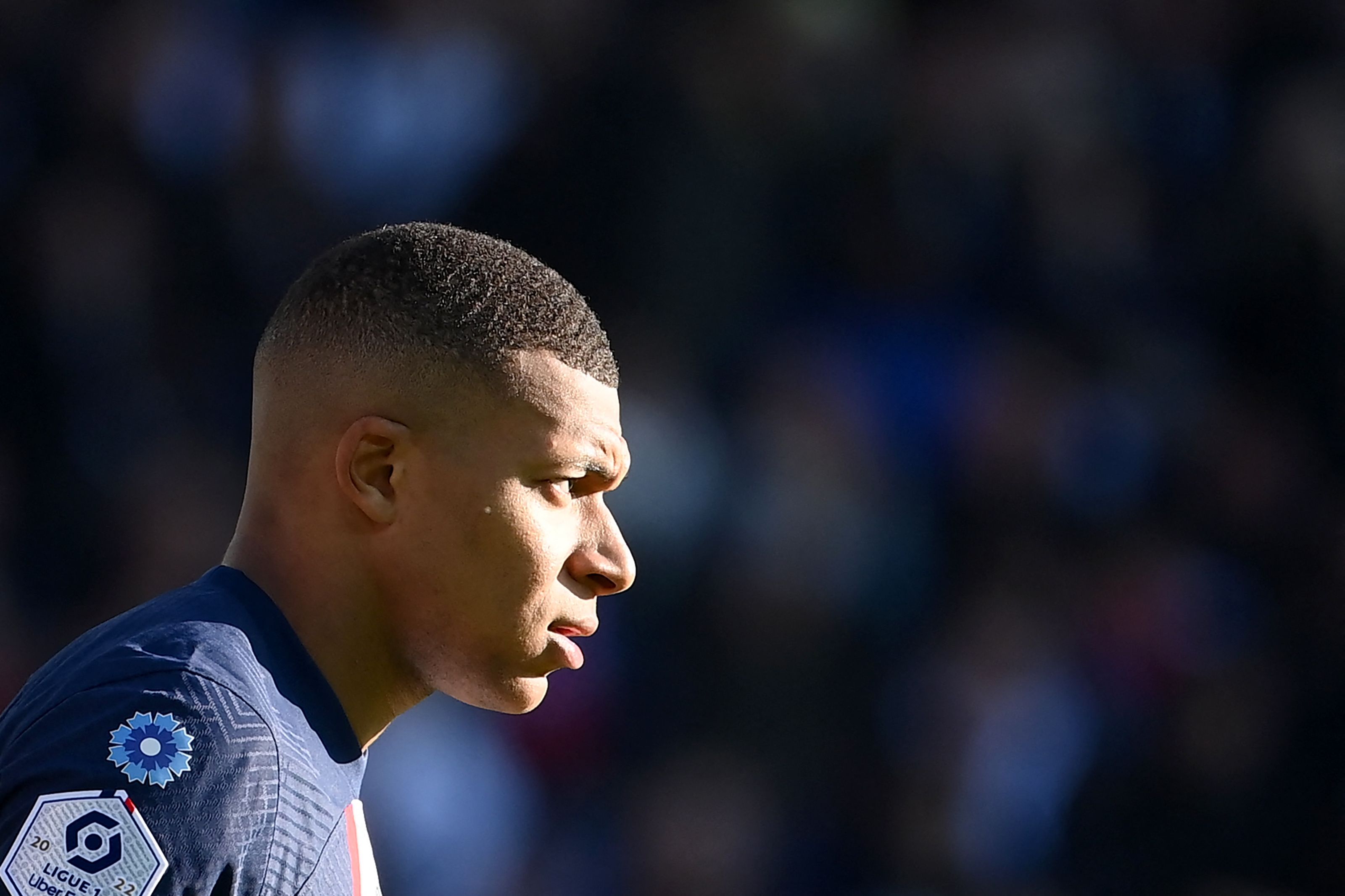 El delantero francés fue visto realizando un gesto obsceno tras finalizado el partido de Ligue 1 de este domingo del PSG. Foto Prensa Libre (AFP)