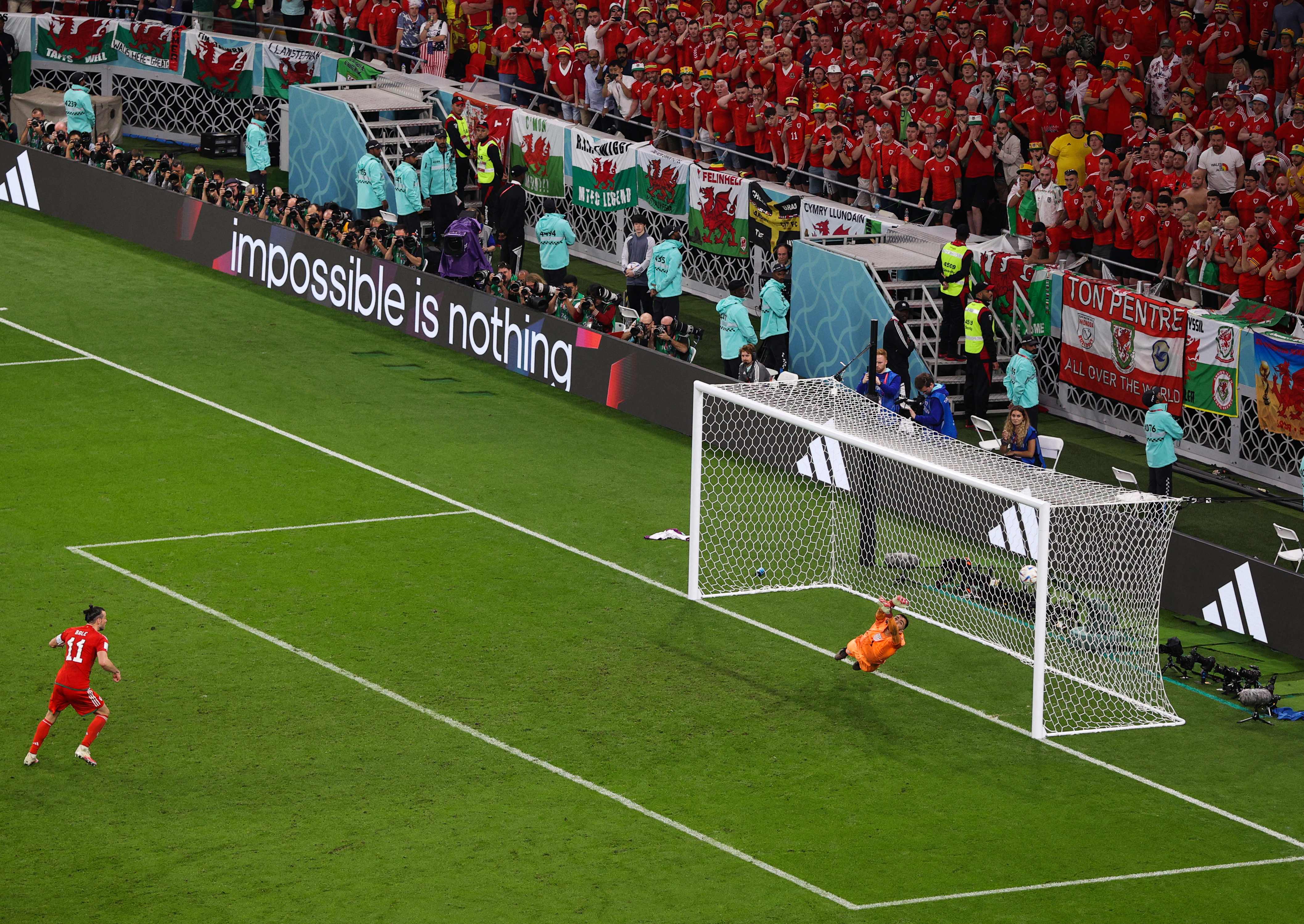 Gareth Bale anota de penalti el empate para Gales frente a Estados Unidos. (Foto Prensa Libre: AFP)