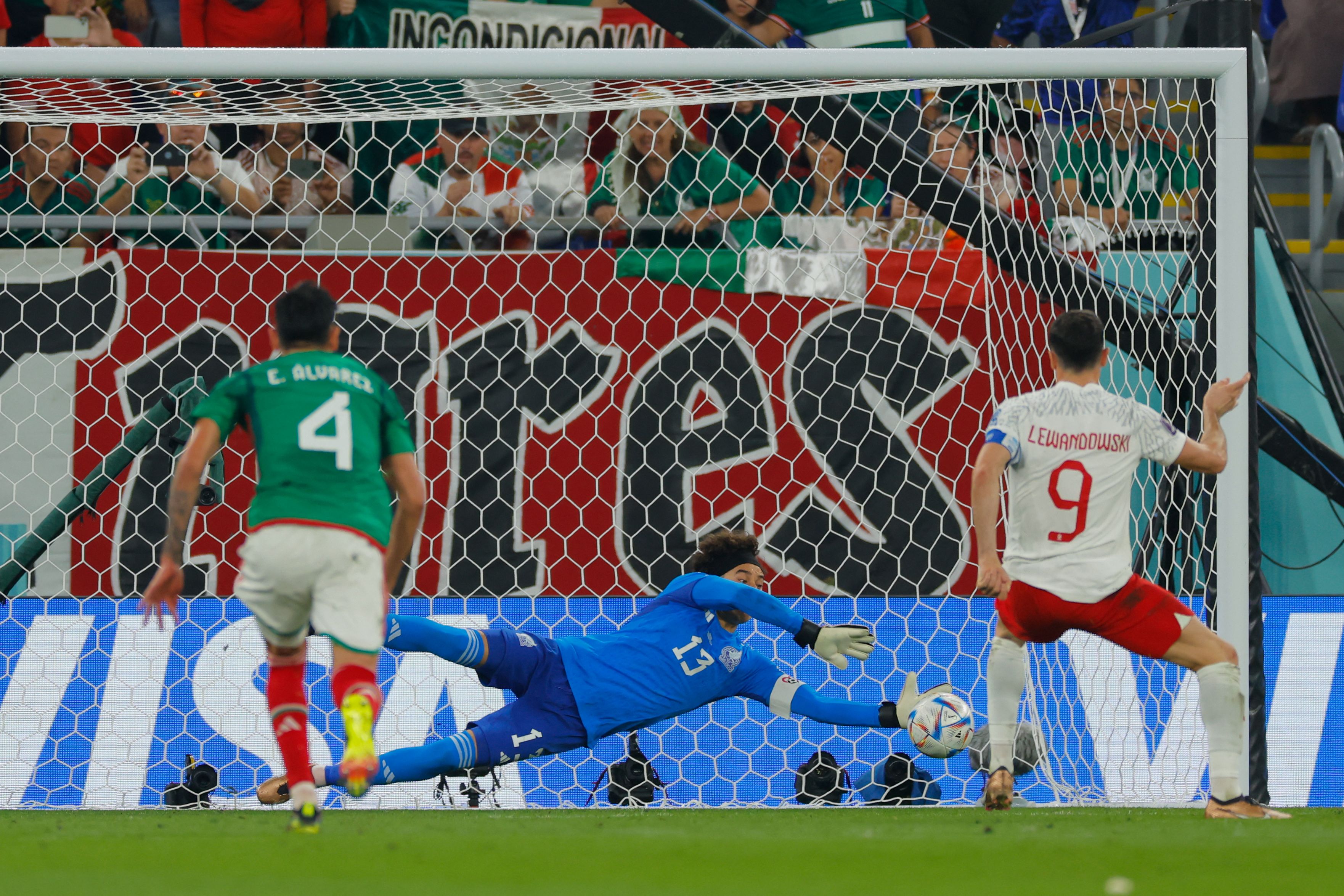 "Memo" Ochoa le detuvo el penalti a Robert Lewandowski y México se salvó de su primera debacle en Qatar 2022. (Foto Prensa Libre: AFP)