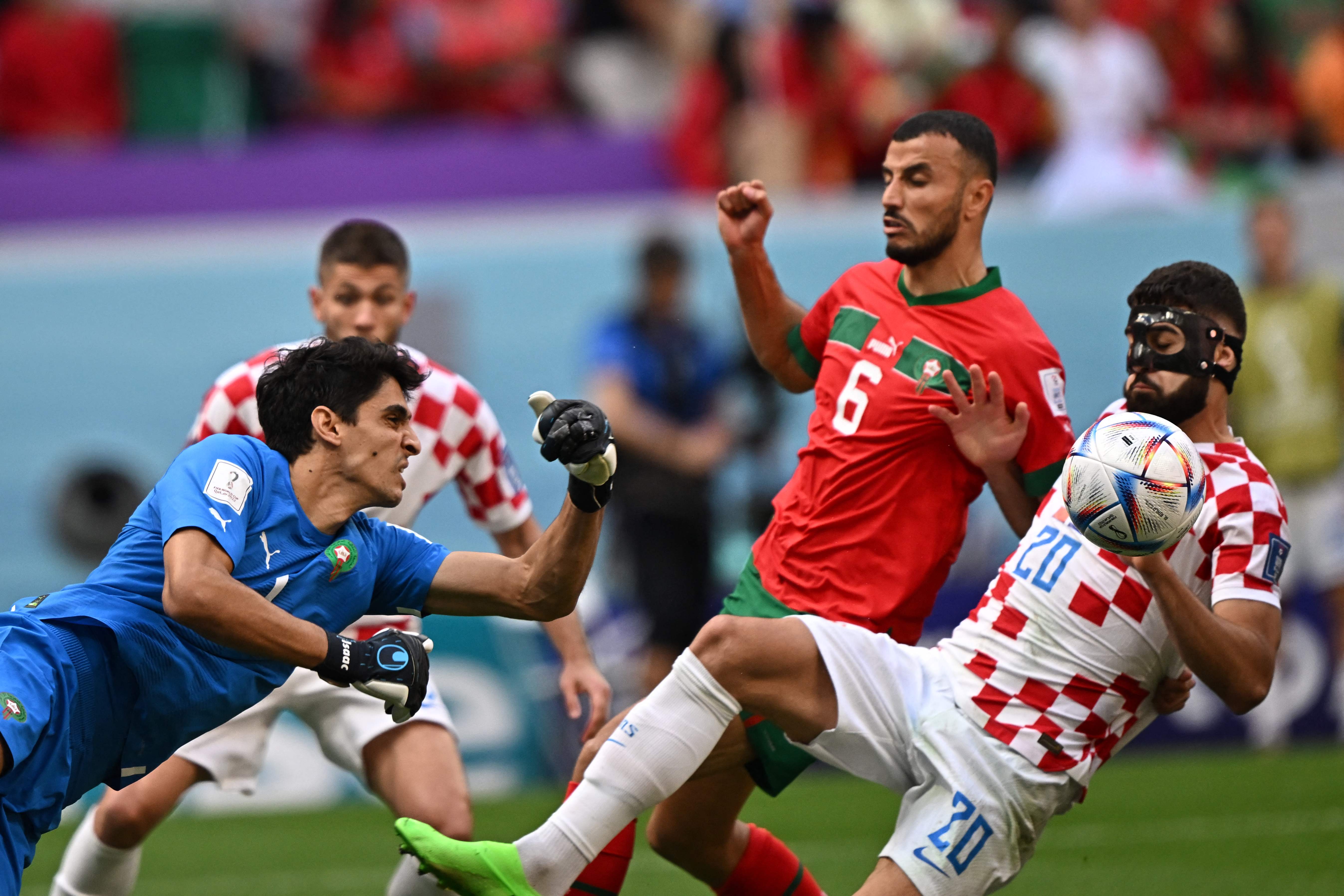 El portero de Marruecos, Bono, evitó la derrota de su Selección frente a Croacia este miércoles. (Foto Prensa Libre: AFP)