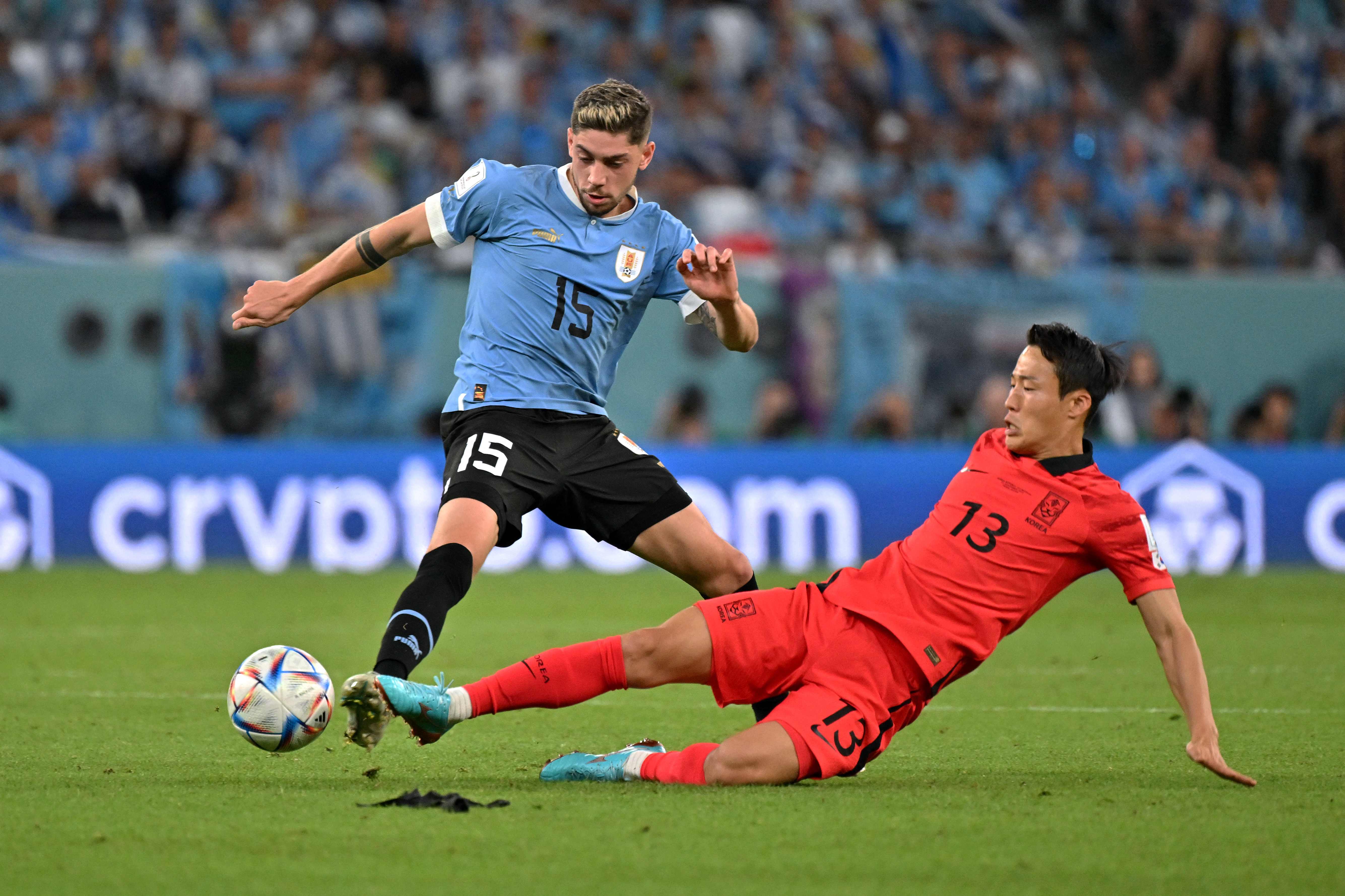 Valverde fue uno de los jugadores que más se fajó en el mediocampo uruguayo. (Foto Prensa Libre: AFP)