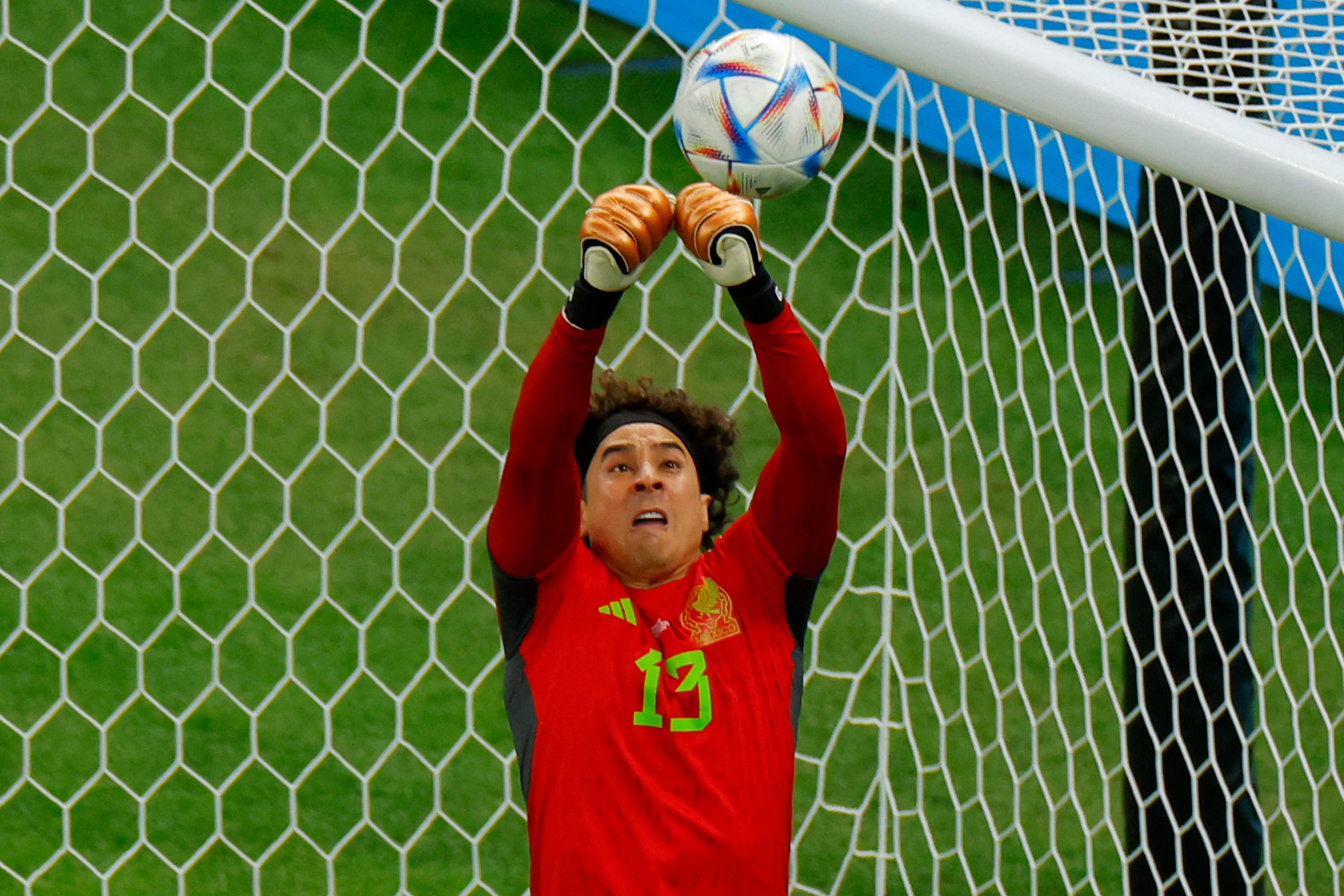 En 2010 el portero Guillermo Ochoa participó en un capítulo de La Familia P.Luche.(Foto Prensa Libre: ANDERSEN / AFP)