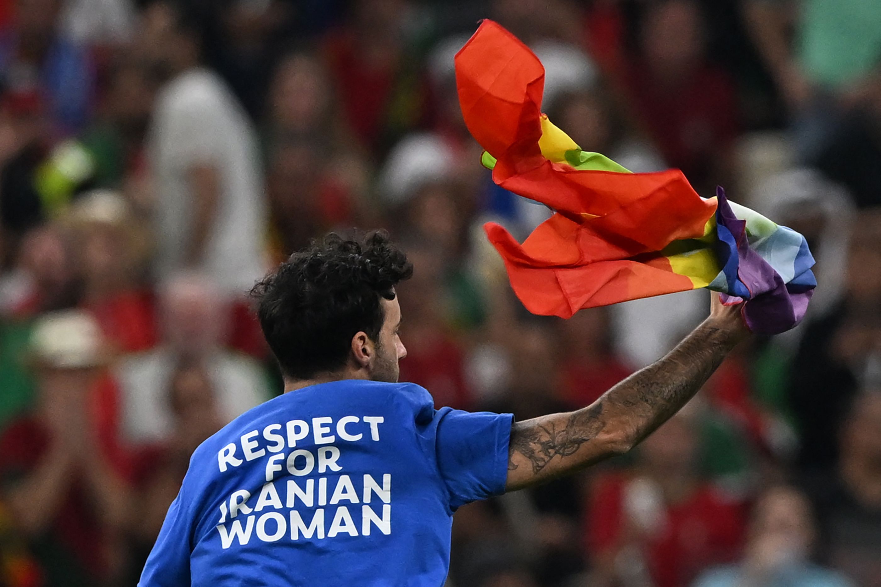 Aficionado entra al partido entre Portugal y Uruguay