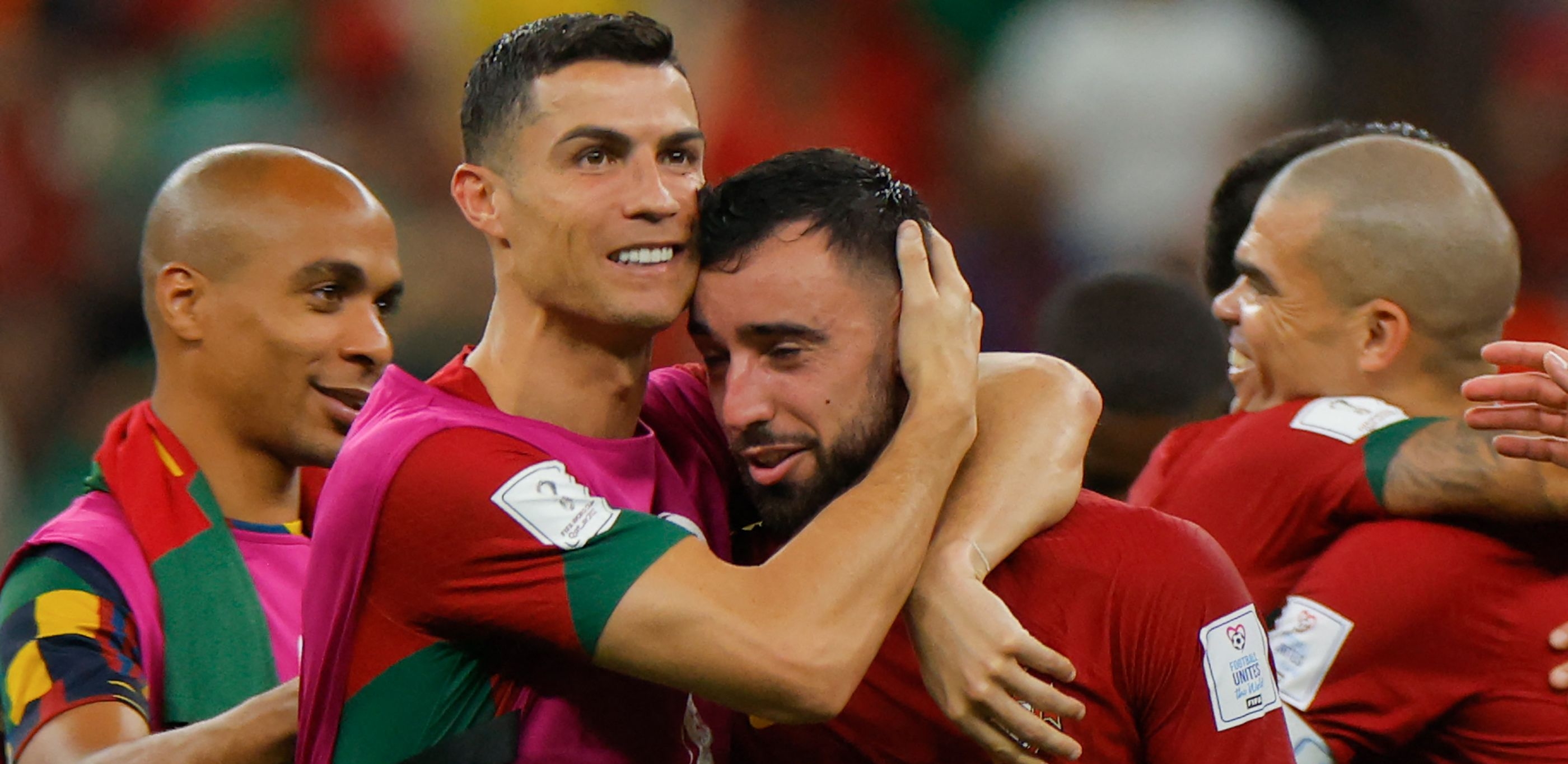 Cristiano Ronaldo y Bruno Fernandes, celebran en el juego contra Uruguay. (Foto Prensa Libre: AFP )