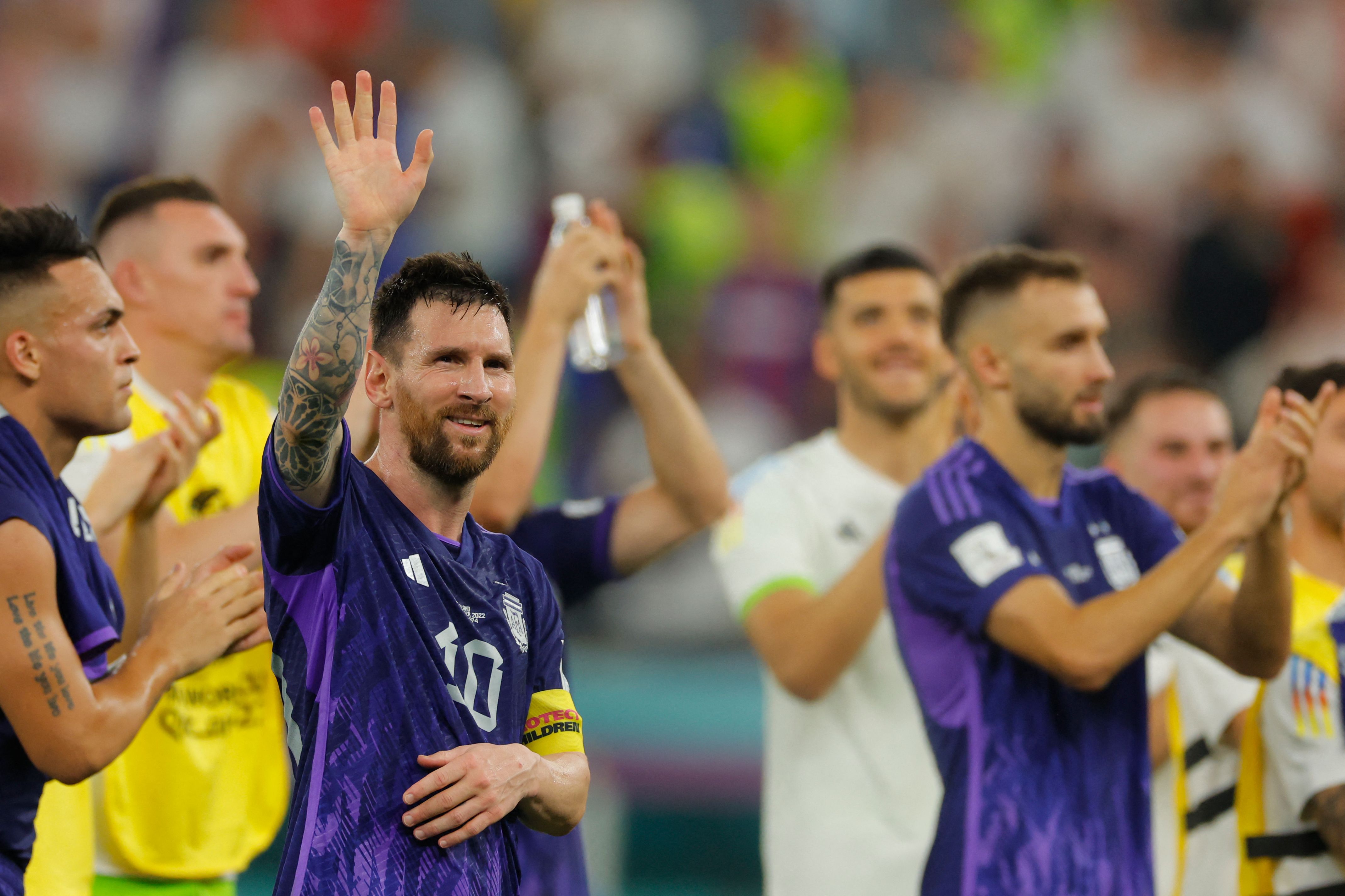 Leo Messi celebra la clasificación de Argentina a octavos de final. (Foto Prensa Libre: AFP)