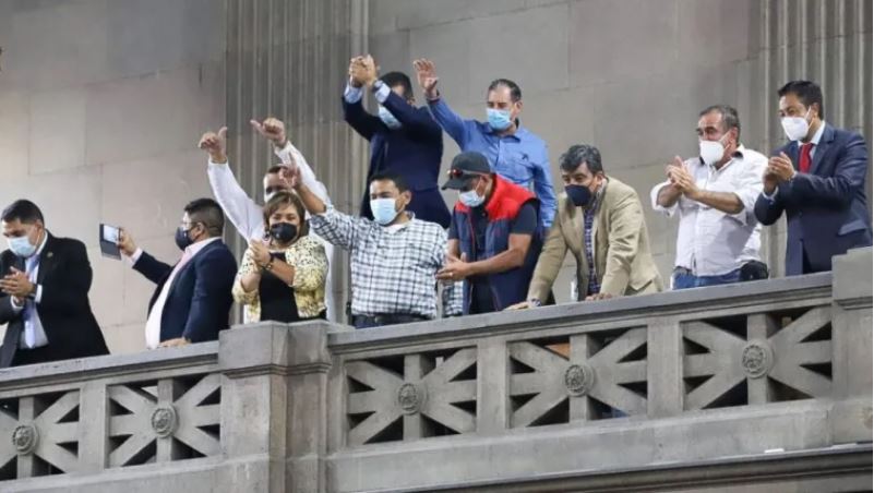 En más de una ocasión los alcaldes han acudido al Congreso a vitorear y aplaudir cada vez que se aprueban reformas a la LCE que flexibilizan los controles en las contrataciones públicas. (Foto Prensa Libre: Hemeroteca PL)