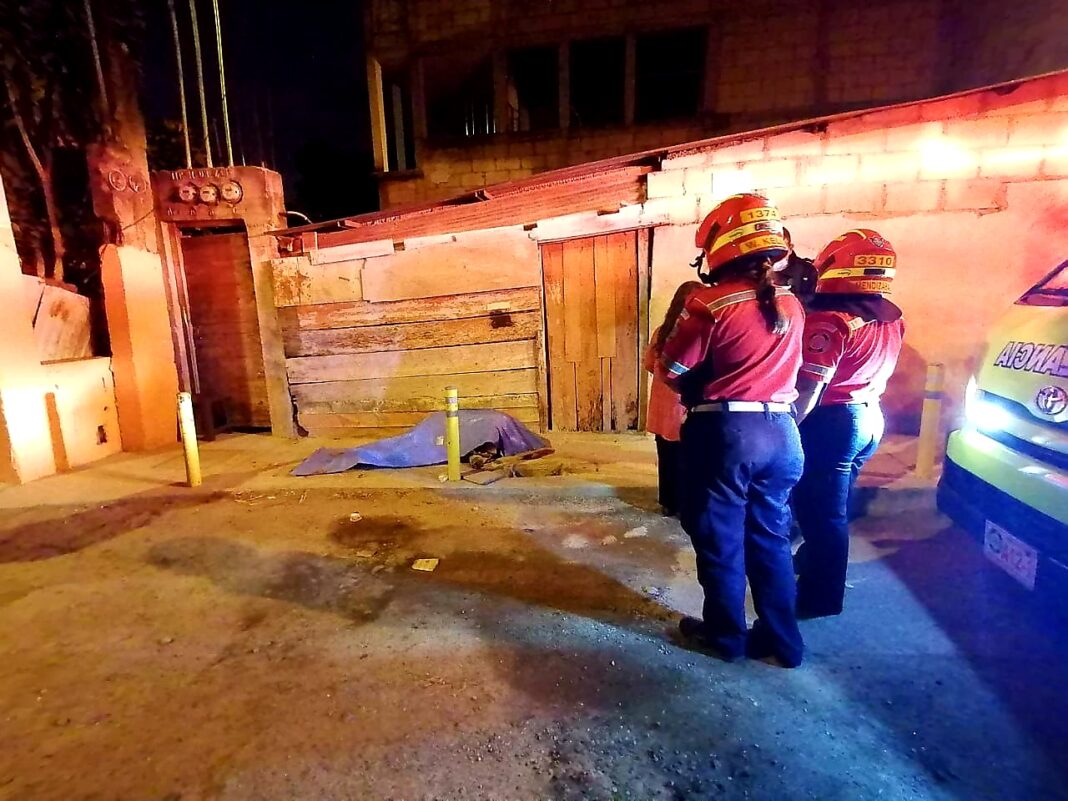 El 6 de abril de 2021, en la 14 calle, frente al 21-03 colonia Vista Hermosa III zona 15 de la capital, sicarios ultimaron a Gerber Antonio Ruiz Morales, en una supuesta disputa entre maras. (Foto Prensa Libre: PNC)