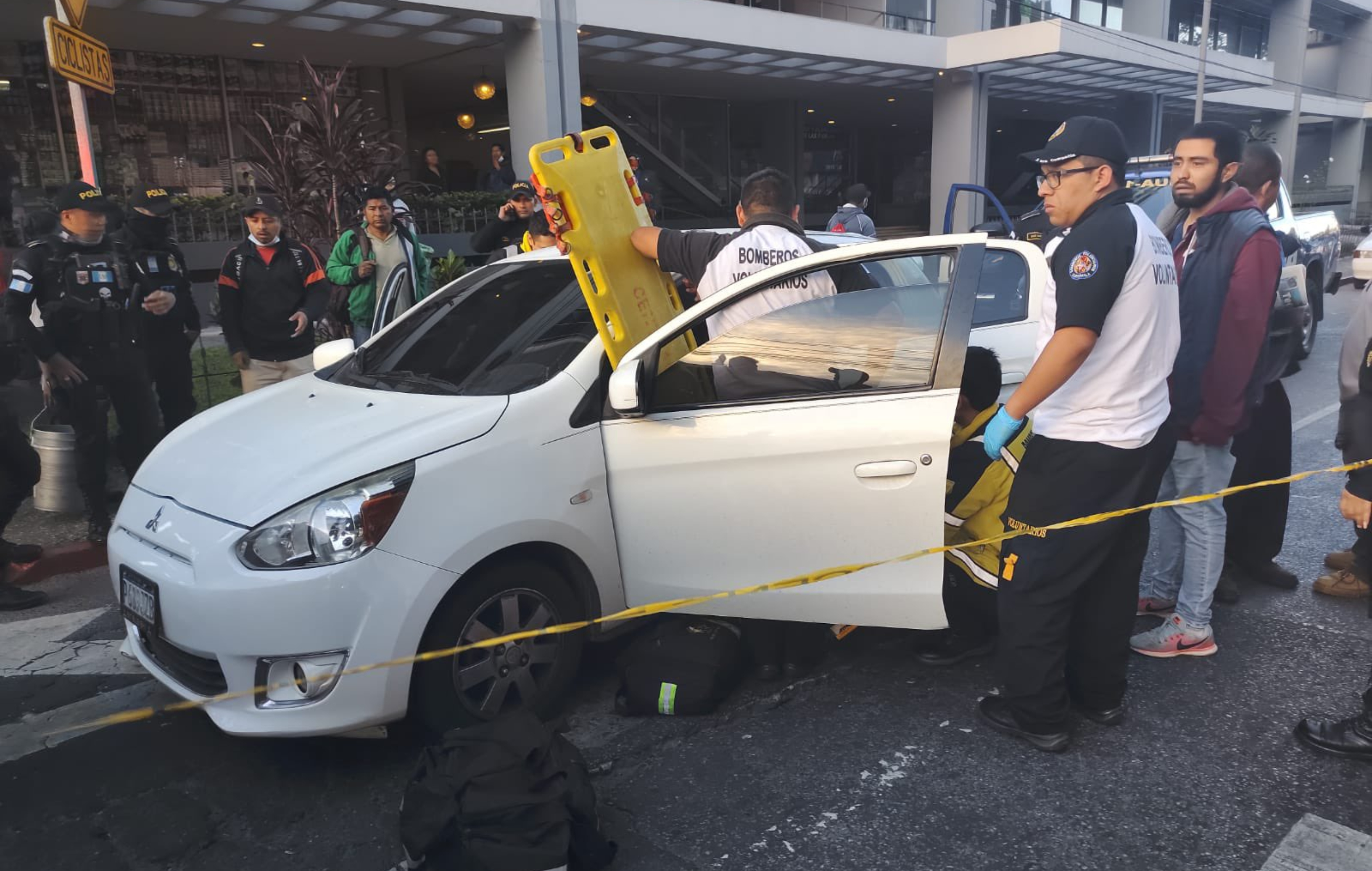 El conducto de este vehículo murió baleado en un sector de la zona 9, reportaron los Bomberos Voluntarios. Foto CVB.