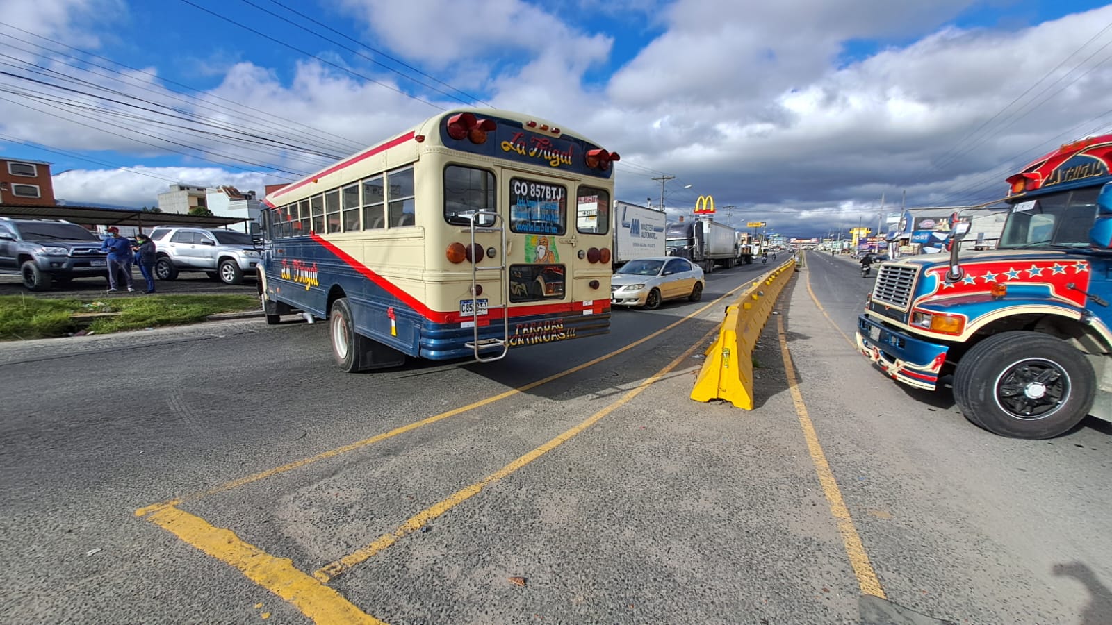 Transportistas mantienen bloqueado el ingreso Xela en la rotonda de la zona 6. (Foto Prensa Libre: Mynor Toc)