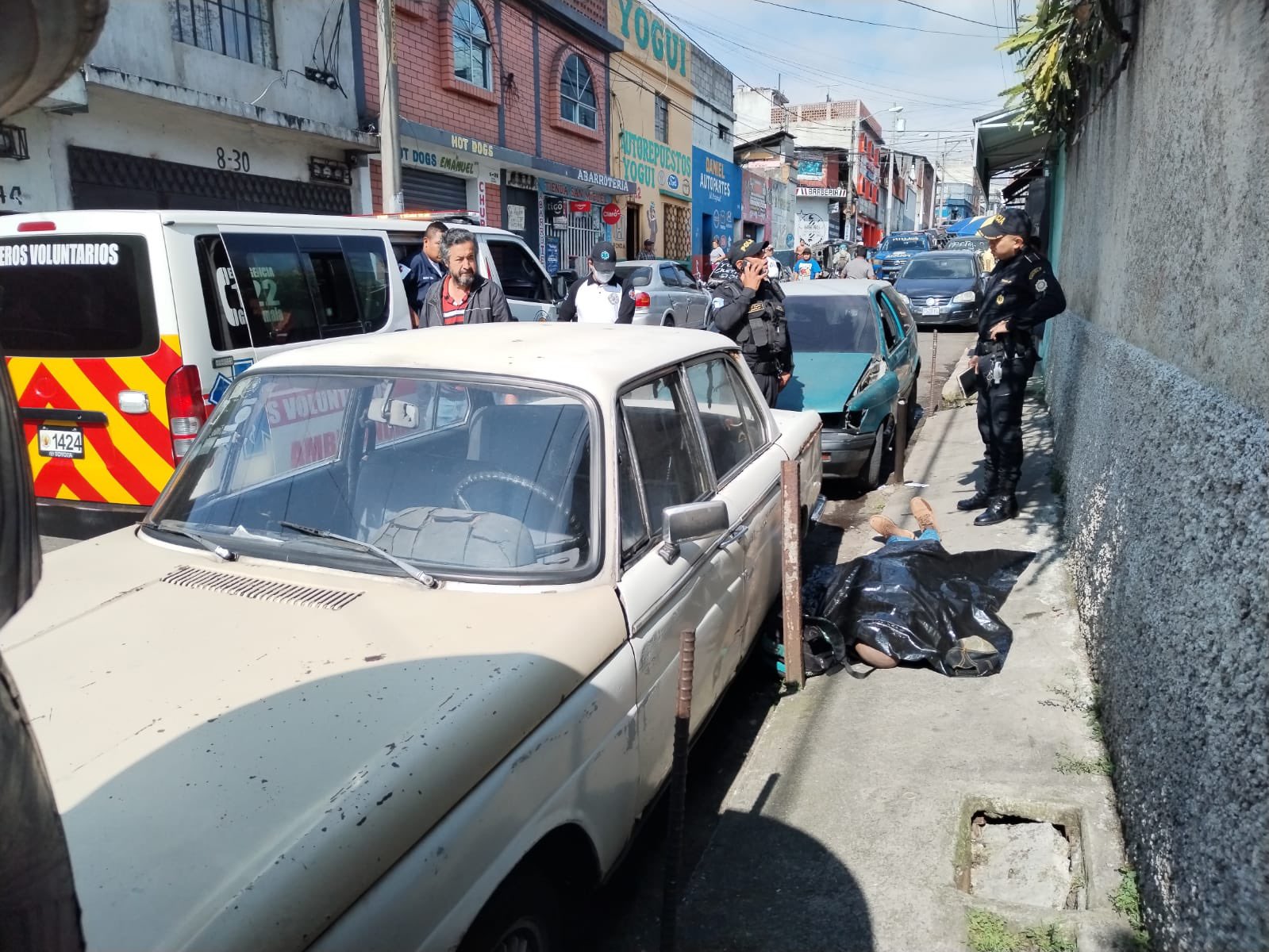 Los Bomberos Voluntarios fueron requeridos a la zona 8 capitalina por el hallazgo de un cadáver. (Foto Prensa Libre: Bomberos Voluntarios)