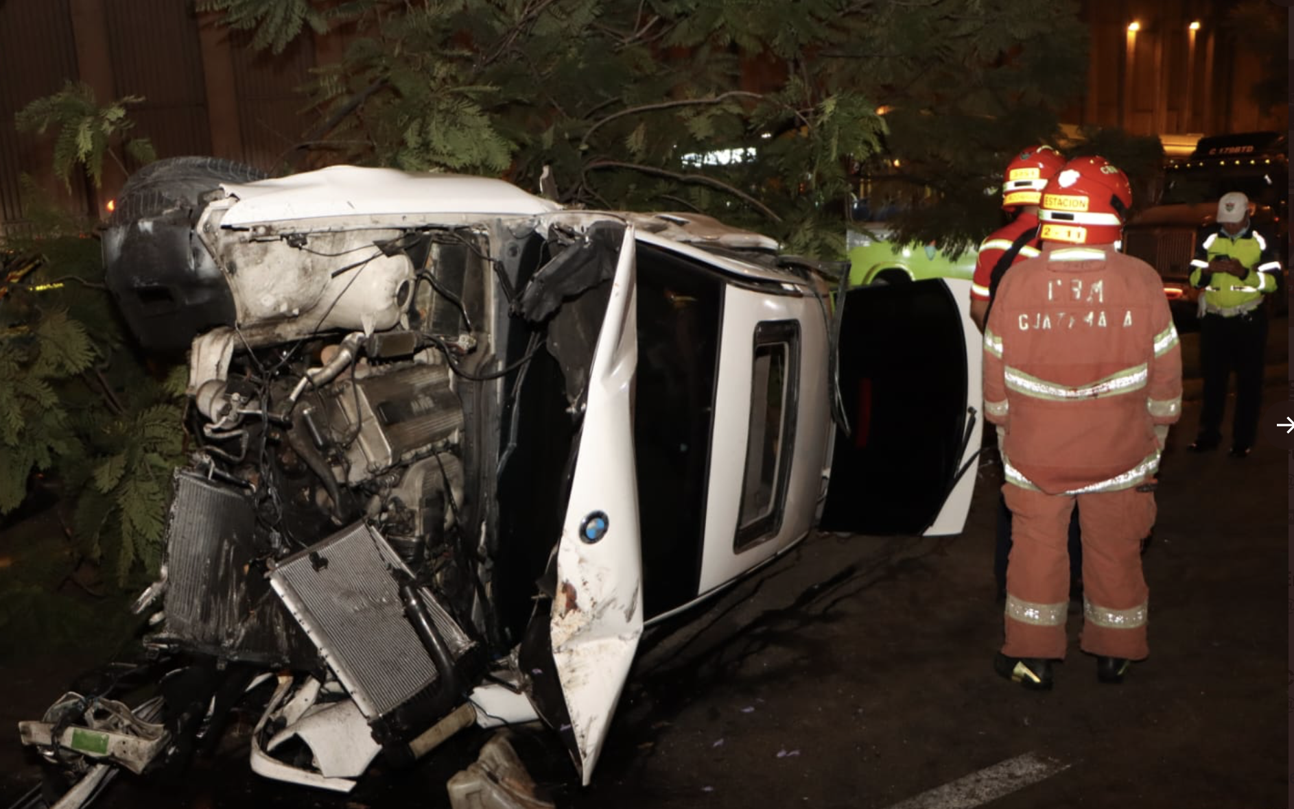 Identifican a presunto responsable del accidente del periférico que dejó a dos muertos. (Foto Prensa Libre: Bomberos Municipales)