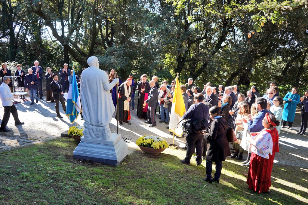 Una escultura del Santo Hermano Pedro fue colocada en los jardines del Palacio de Castel Gandolfo, en Roma, Italia. (Foto Prensa Libre: Minex)