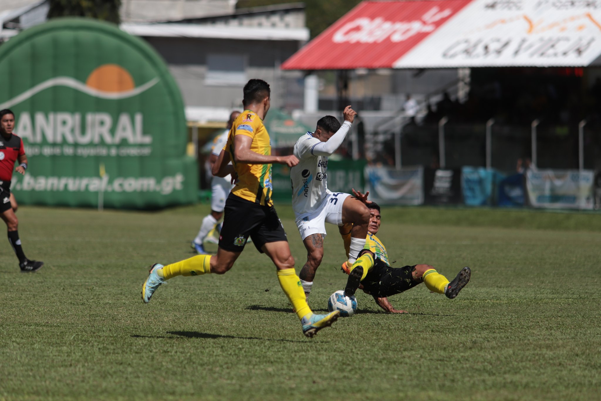 Un juego cerrado presentaron ambos equipo dejando la serie abierta. (Foto Prensa Libre: Club Comunicaciones)