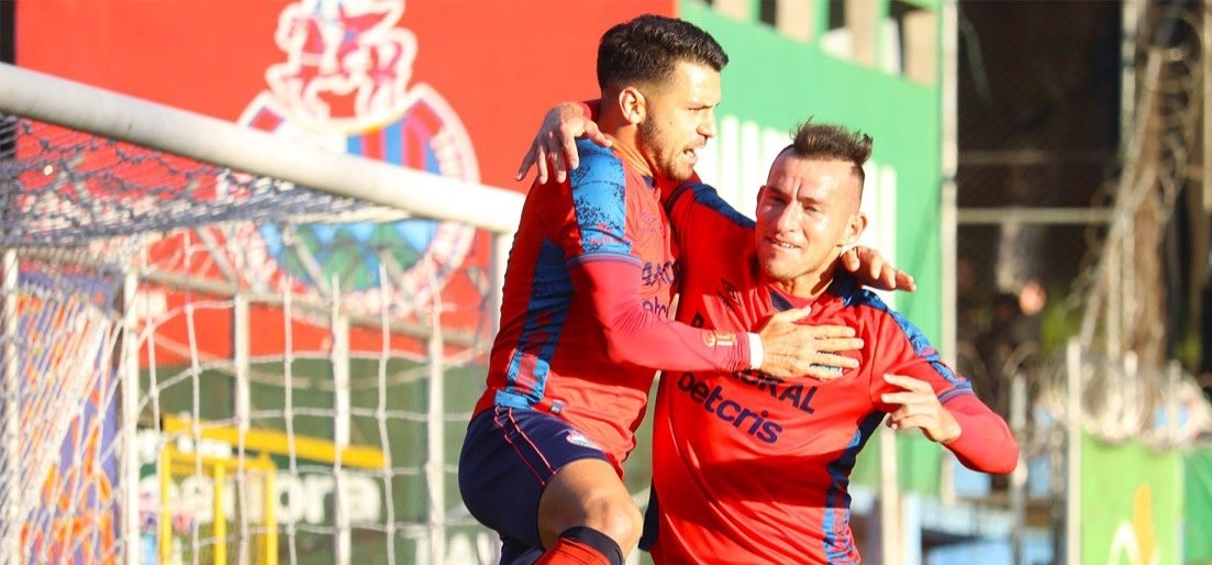 Matías Rotondi festeja uno de sus goles con Steve Makuka. (Foto Prensa Libre: Club Municipal)