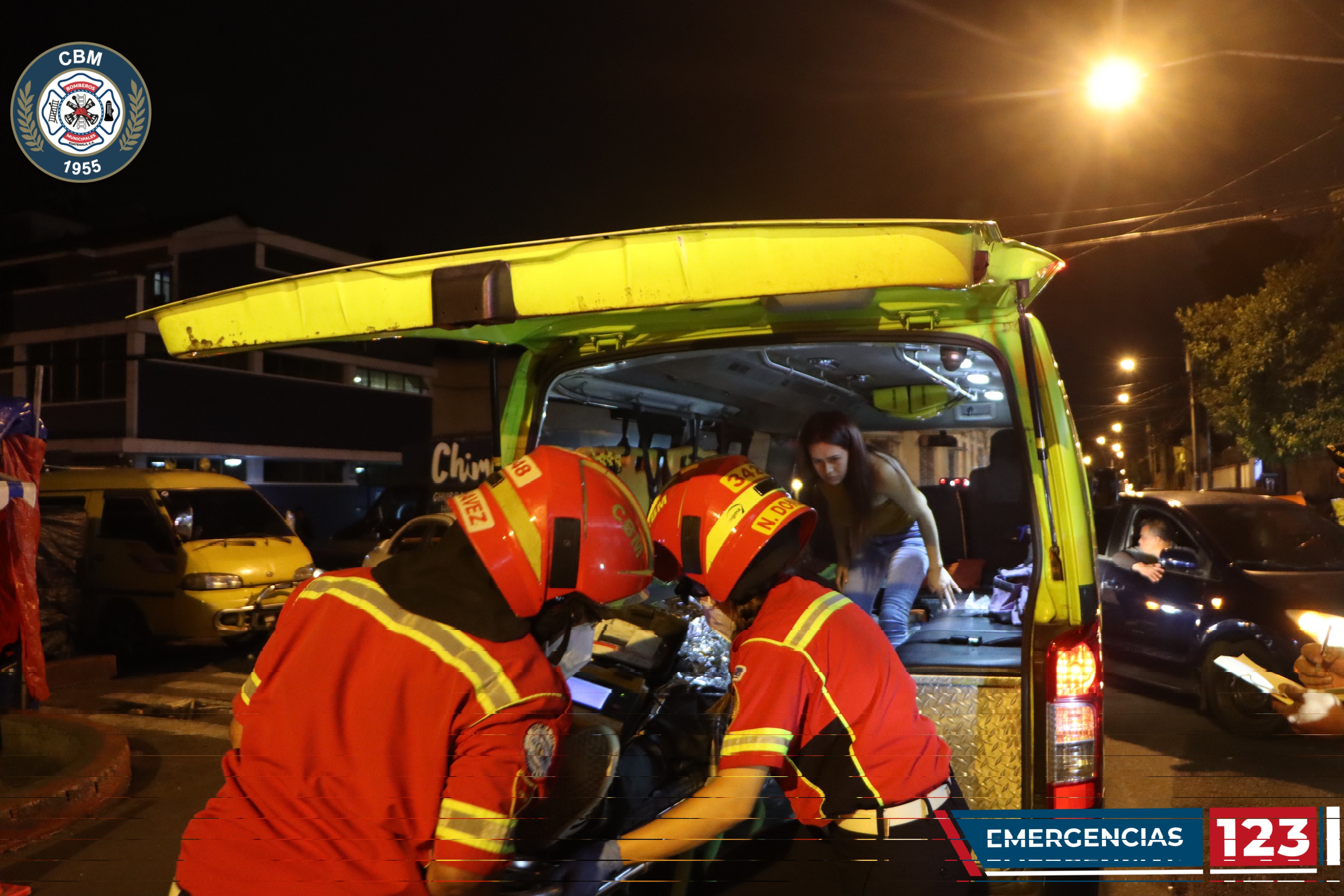 Socorristas trasladan a uno de los heridos del ataque armado en Sacoj Grande, Mixco. (Foto: Bomberos Municipales)